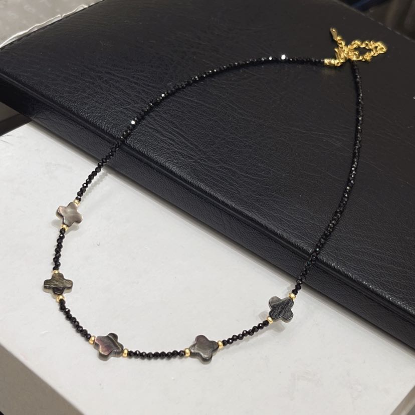 云逸饰家 天然贝壳四叶草设计项链水晶天然石黑尖晶饰品原创批发详情3