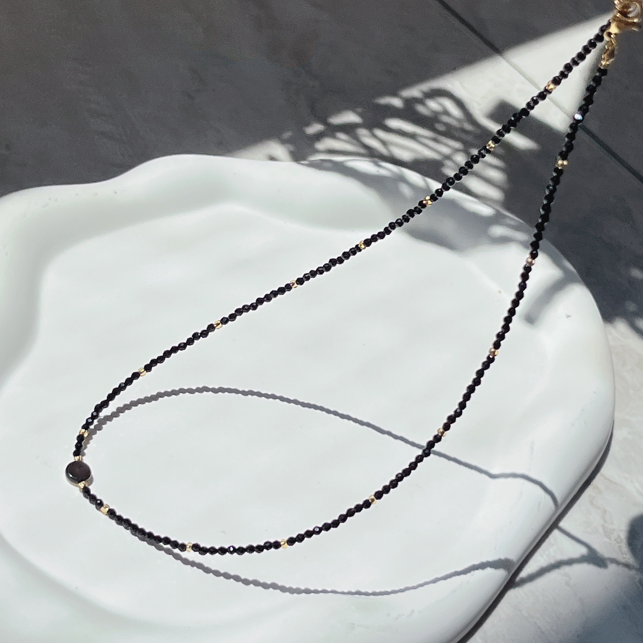 Yunyi decoración inicio collar de cristal negro conchas naturales cadena de clavícula joyería de viaje minimalista al por mayor apilado artefactos pic 7