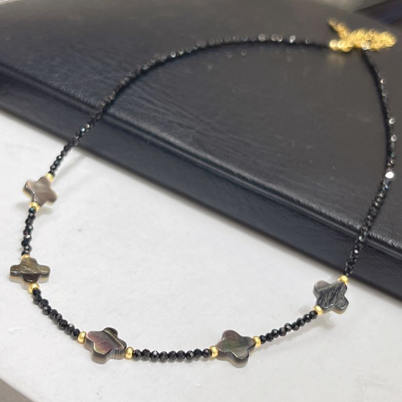 云逸饰家 天然贝壳四叶草设计项链水晶天然石黑尖晶饰品原创批发详情4