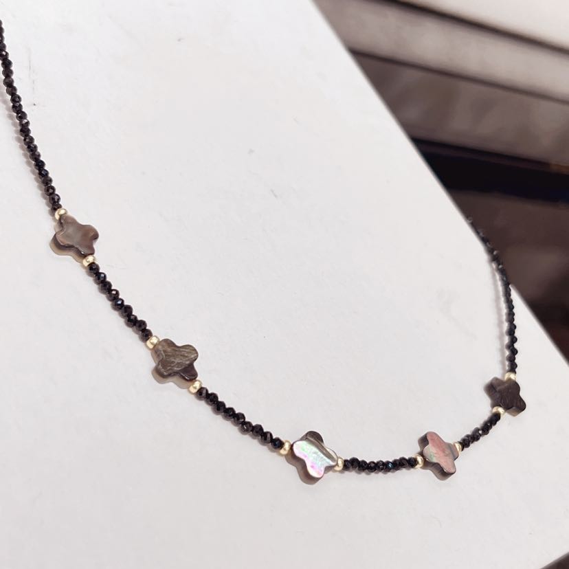 云逸饰家 天然贝壳四叶草设计项链水晶天然石黑尖晶饰品原创批发详情7