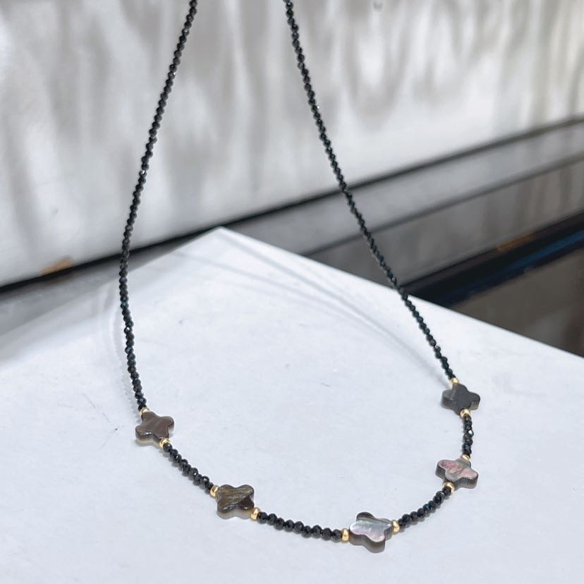 云逸饰家 天然贝壳四叶草设计项链水晶天然石黑尖晶饰品原创批发详情5