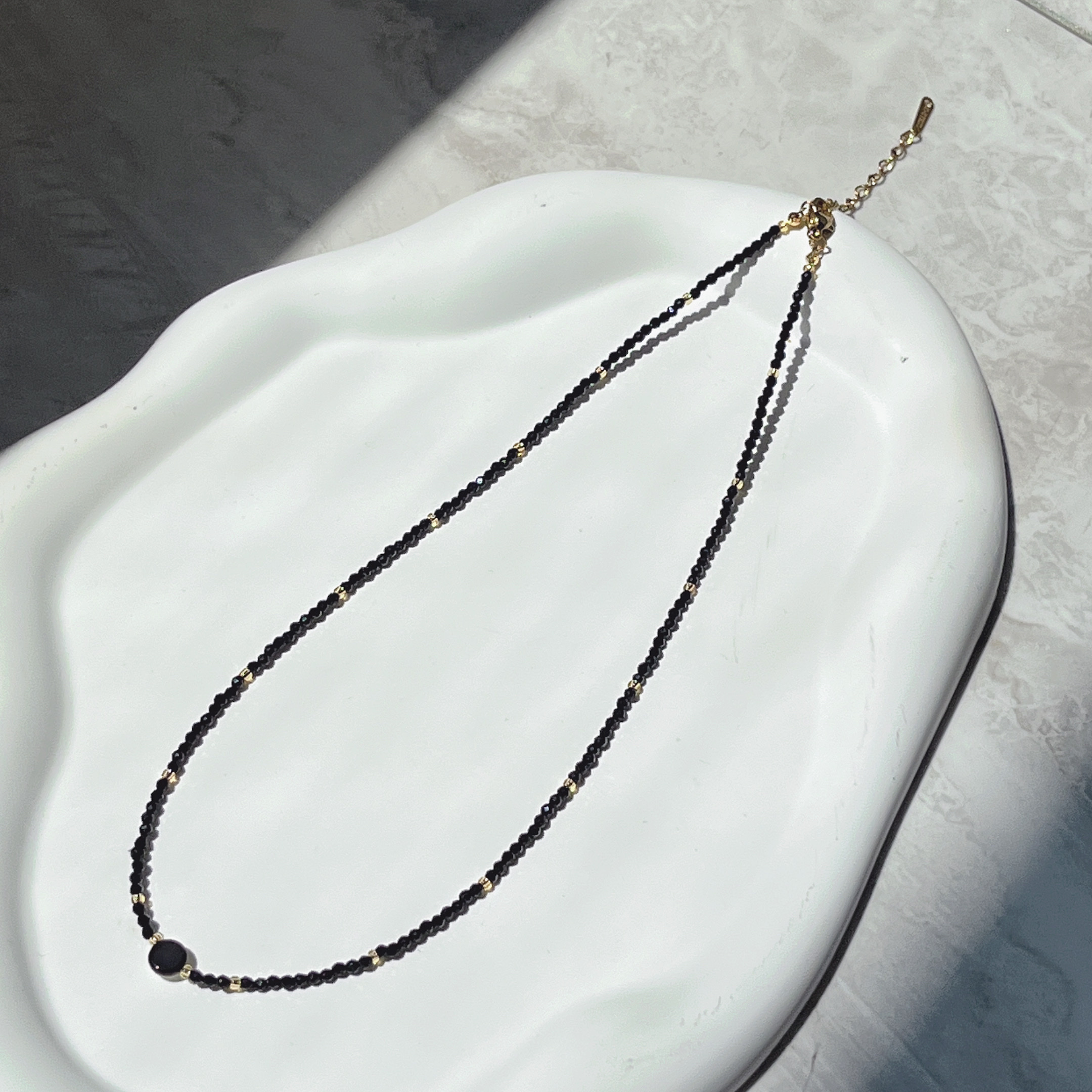 Yunyi decoración inicio collar de cristal negro conchas naturales cadena de clavícula joyería de viaje minimalista al por mayor apilado artefactos pic 4