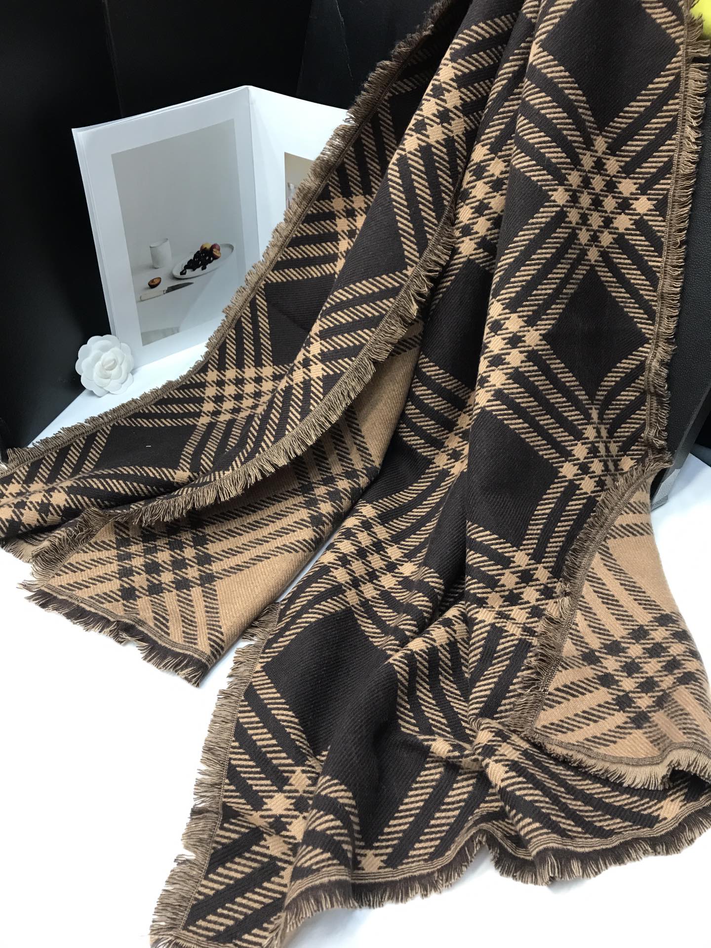 The new type of in-stock cross-border wholesale scarves are available for e-commerce live streaming. They are distributed in all directions and supplied by the supply chain of Xugag pic 2