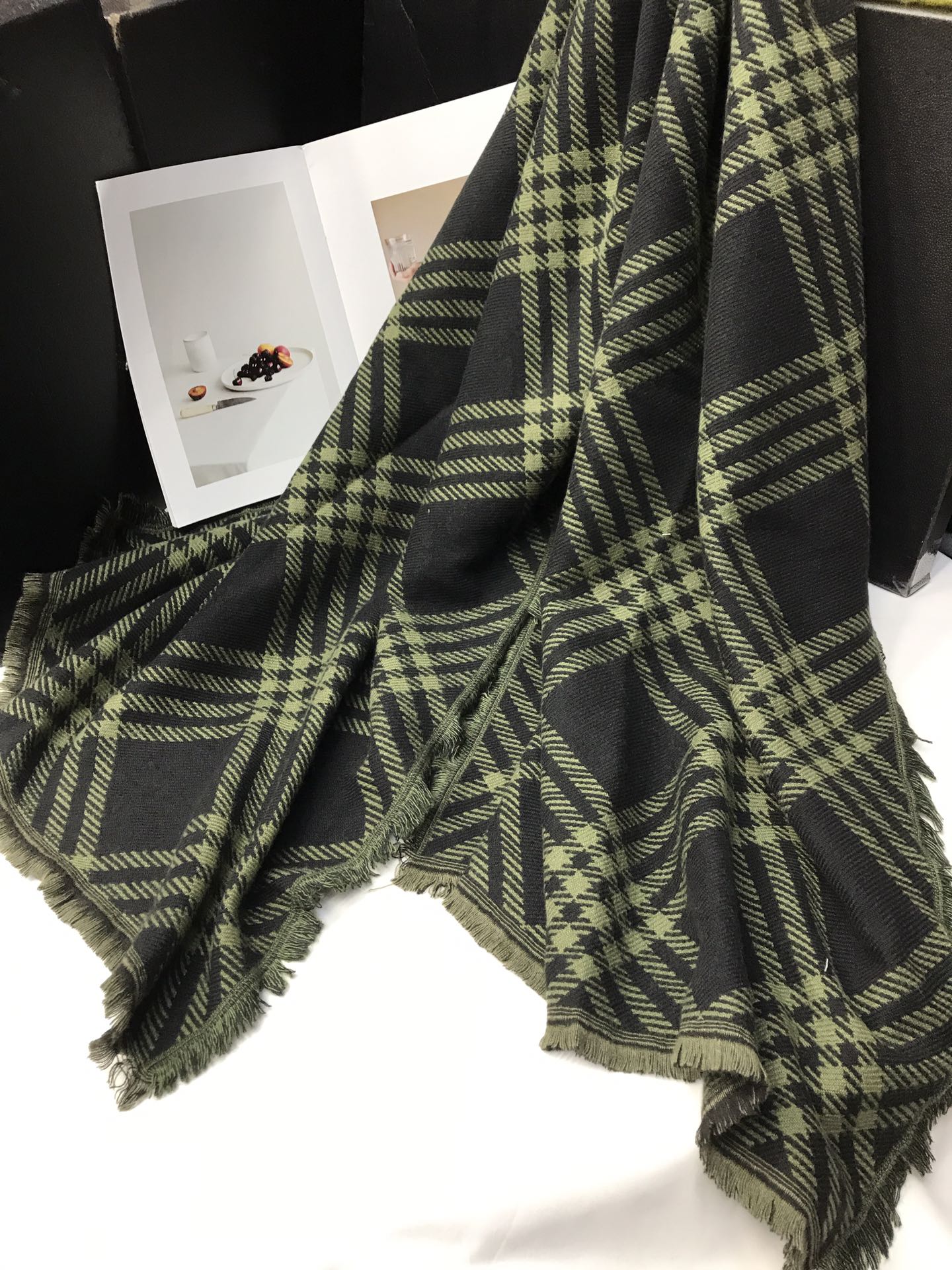 The new type of in-stock cross-border wholesale scarves are available for e-commerce live streaming. They are distributed in all directions and supplied by the supply chain of Xugag pic 5