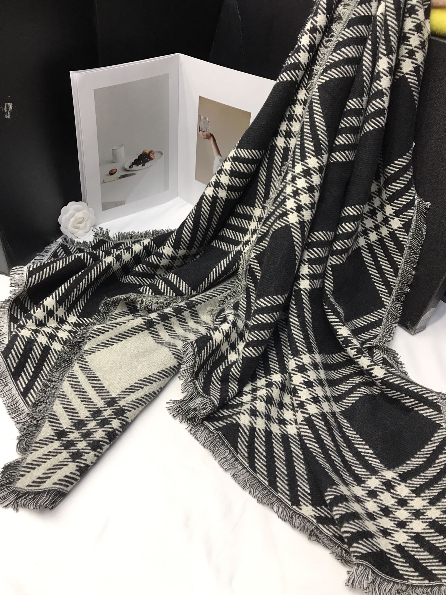 The new type of in-stock cross-border wholesale scarves are available for e-commerce live streaming. They are distributed in all directions and supplied by the supply chain of Xugag pic 1