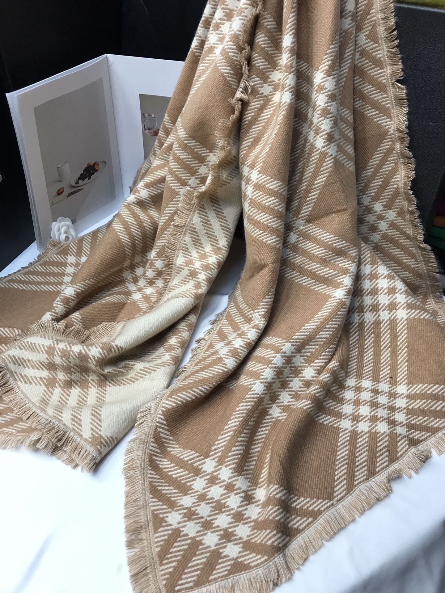 The new type of in-stock cross-border wholesale scarves are available for e-commerce live streaming. They are distributed in all directions and supplied by the supply chain of Xugag pic 3