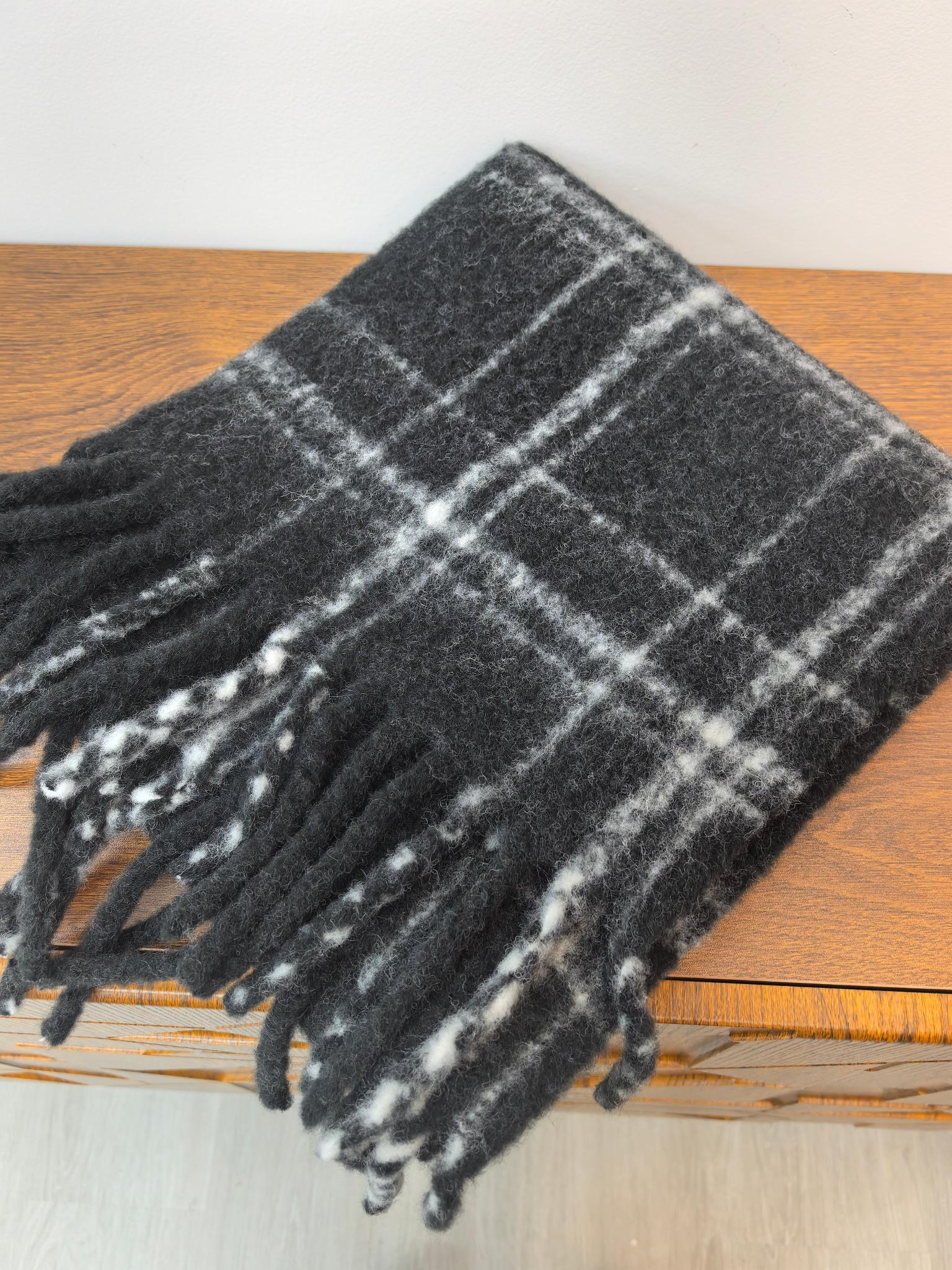 New in-stock cross-border wholesale scarves, e-commerce live streaming supply chain, classic wool fine thread grid supply pic 1