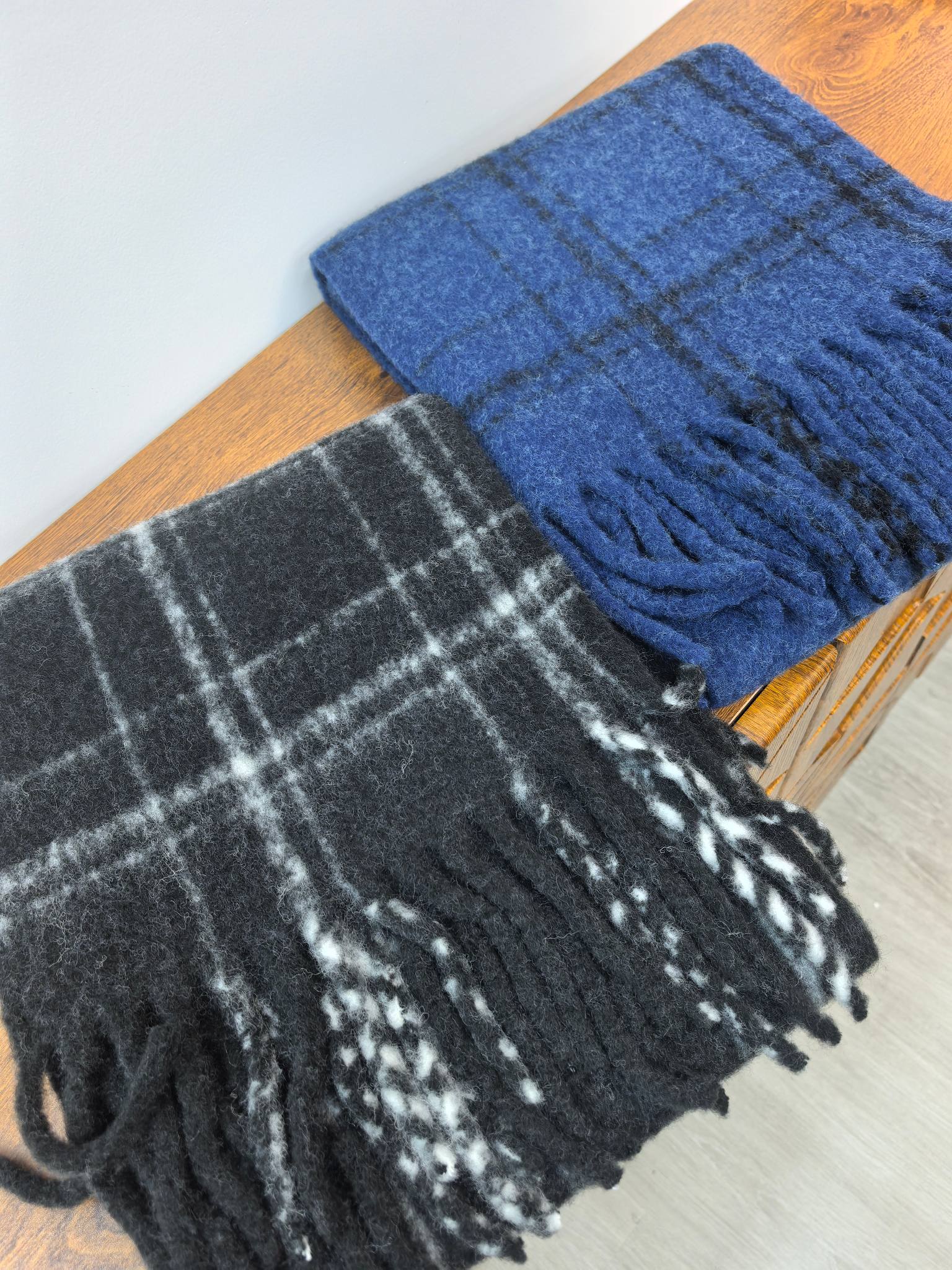 New in-stock cross-border wholesale scarves, e-commerce live streaming supply chain, classic wool fine thread grid supply pic 4