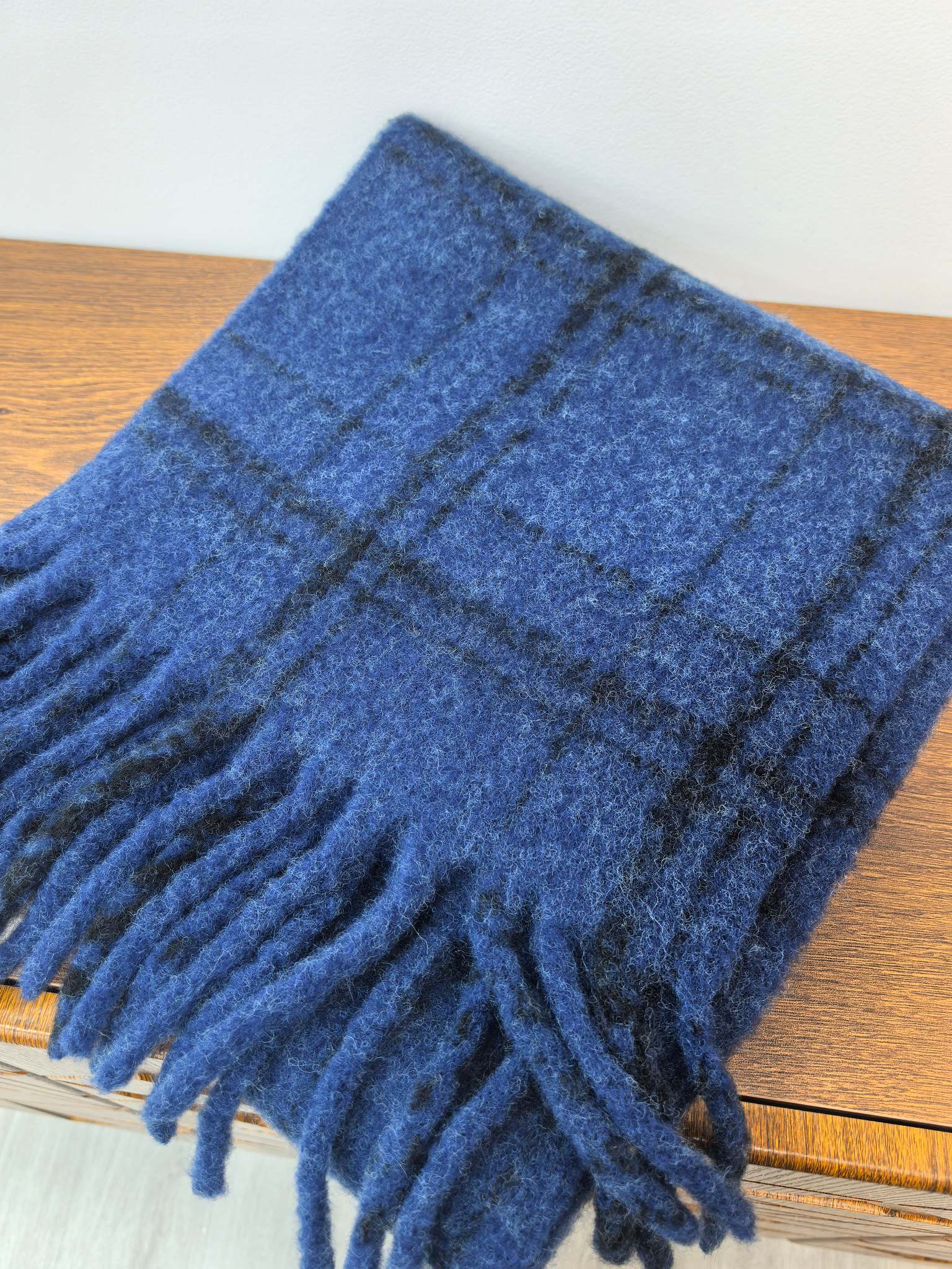 New in-stock cross-border wholesale scarves, e-commerce live streaming supply chain, classic wool fine thread grid supply pic 3