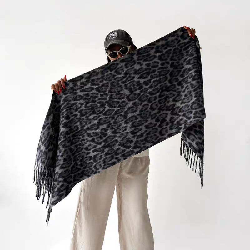 Wholesale of export scarves, e-commerce live streaming, supply chain, cash on delivery, leopard print loop yarn printing pic 1