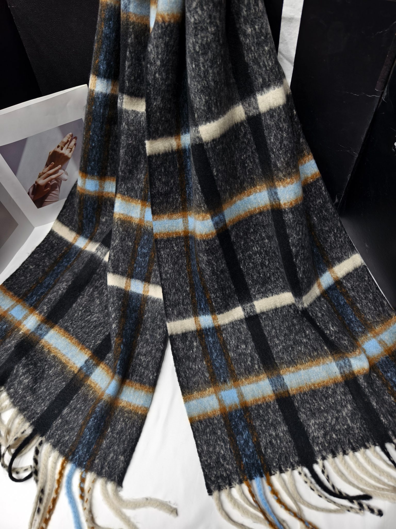 Cross-border wholesale of scarves, e-commerce live streaming, supply chain, new velvet check pattern pic 1