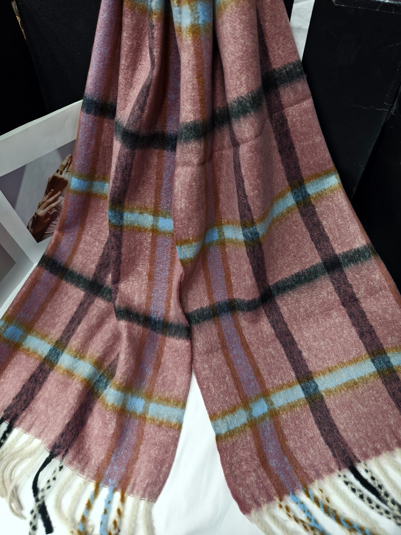 Cross-border wholesale of scarves, e-commerce live streaming, supply chain, new velvet check pattern pic 3
