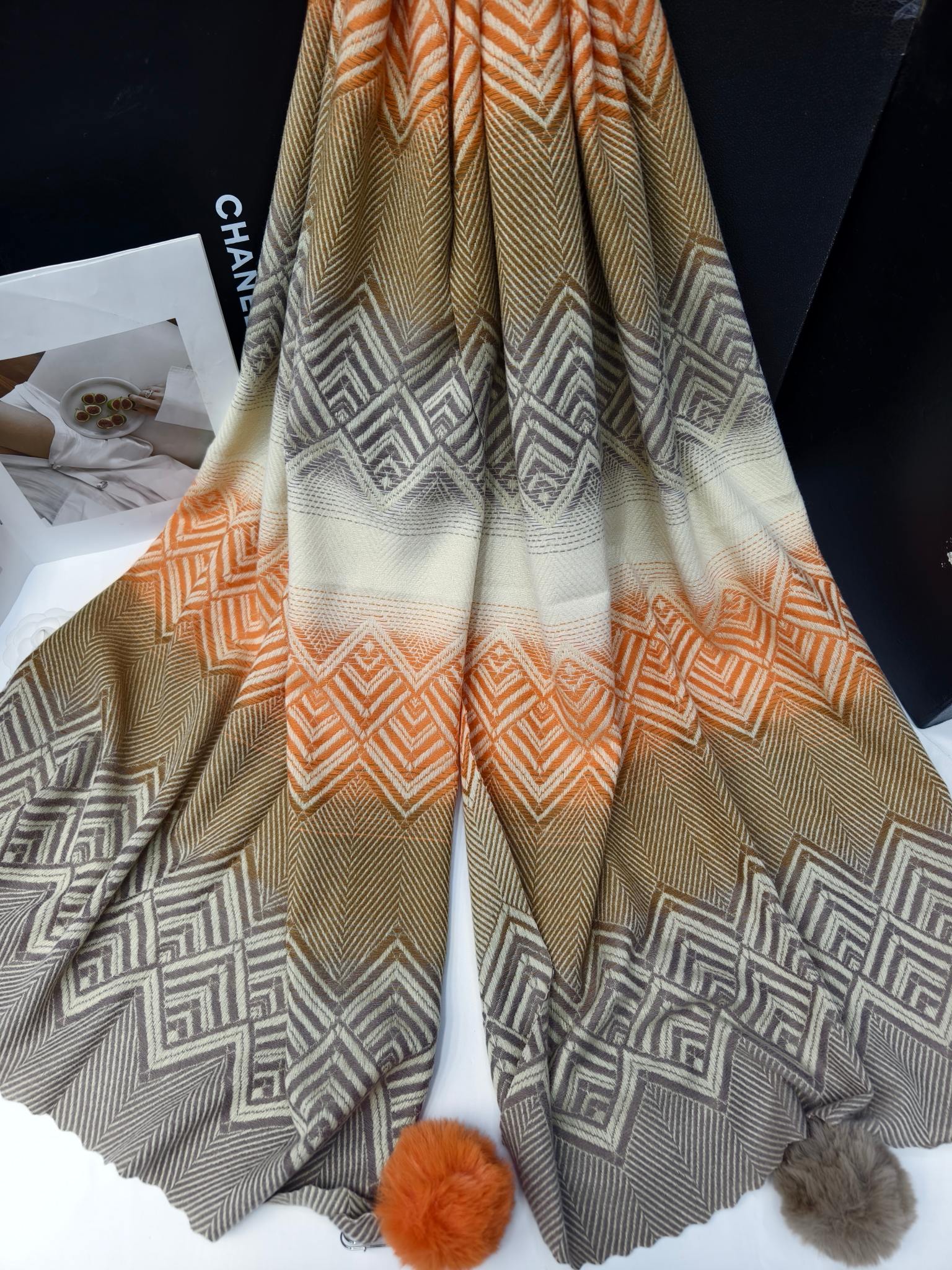 Cross-border scarf wholesale e-commerce live-streaming supply chain, new jacquard ruyi herringbone tassels and pom-poms pic 3