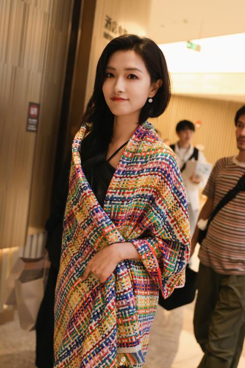 Wholesale of cross-border scarves in stock, e-commerce live streaming, supply chain, the same style of Xiaoxiangfeng seven-color shawls as Wanqi pic 4