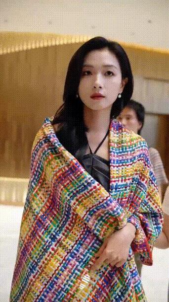 Wholesale of cross-border scarves in stock, e-commerce live streaming, supply chain, the same style of Xiaoxiangfeng seven-color shawls as Wanqi pic 5
