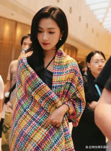 Wholesale of cross-border scarves in stock, e-commerce live streaming, supply chain, the same style of Xiaoxiangfeng seven-color shawls as Wanqi pic 3