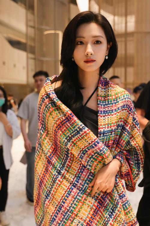 Wholesale of cross-border scarves in stock, e-commerce live streaming, supply chain, the same style of Xiaoxiangfeng seven-color shawls as Wanqi pic 1