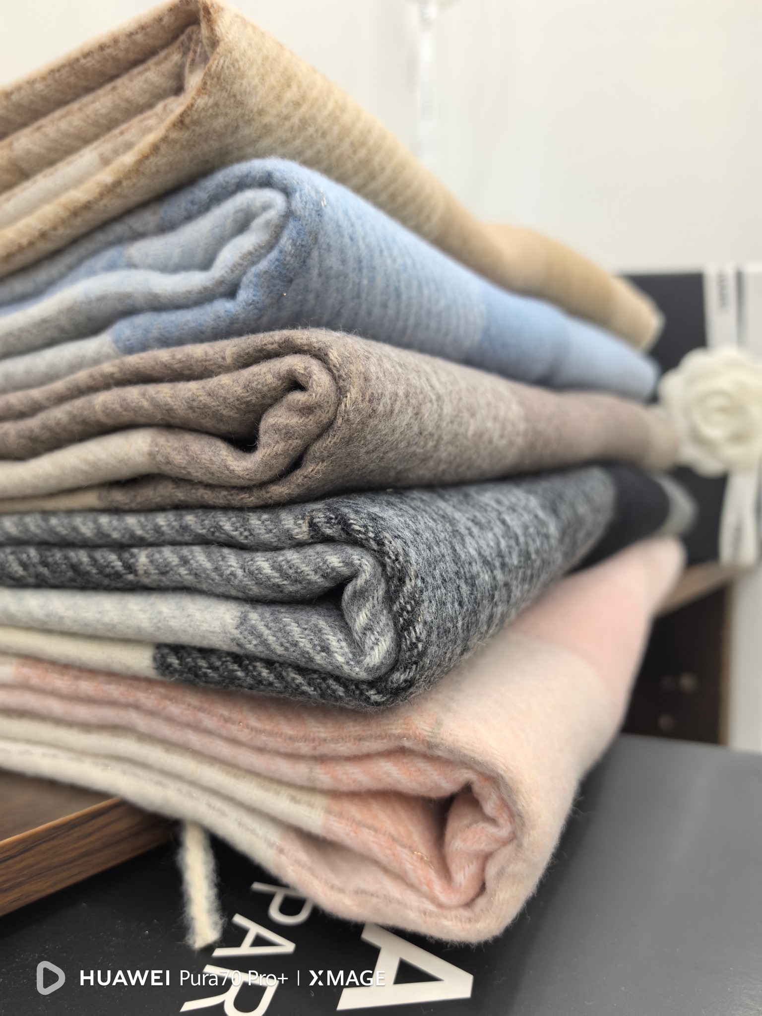 Wholesale of cross-border scarves in stock, e-commerce live streaming, supply chain, 96 wool series, silver wire grid, wool grid pic 3