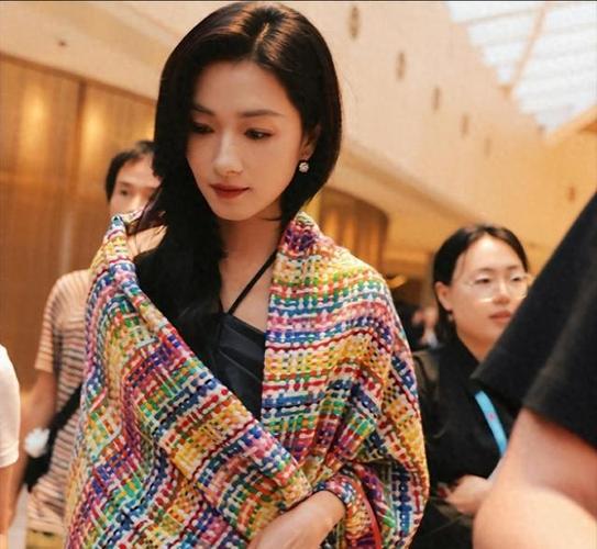 Wholesale of cross-border scarves in stock, e-commerce live streaming, supply chain, the same style of Xiaoxiangfeng seven-color shawls as Wanqi pic 6
