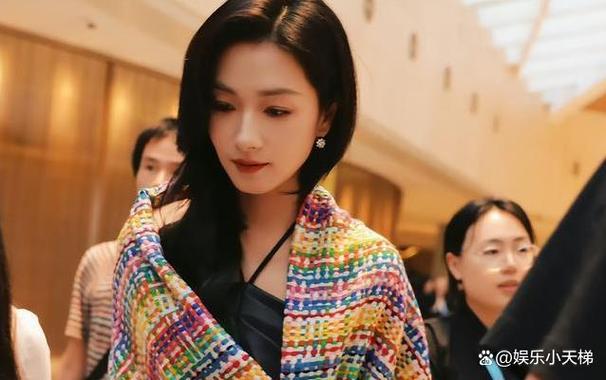 Wholesale of cross-border scarves in stock, e-commerce live streaming, supply chain, the same style of Xiaoxiangfeng seven-color shawls as Wanqi pic 8