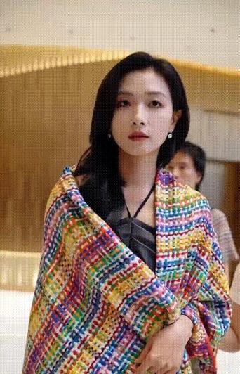 Wholesale of cross-border scarves in stock, e-commerce live streaming, supply chain, the same style of Xiaoxiangfeng seven-color shawls as Wanqi pic 7