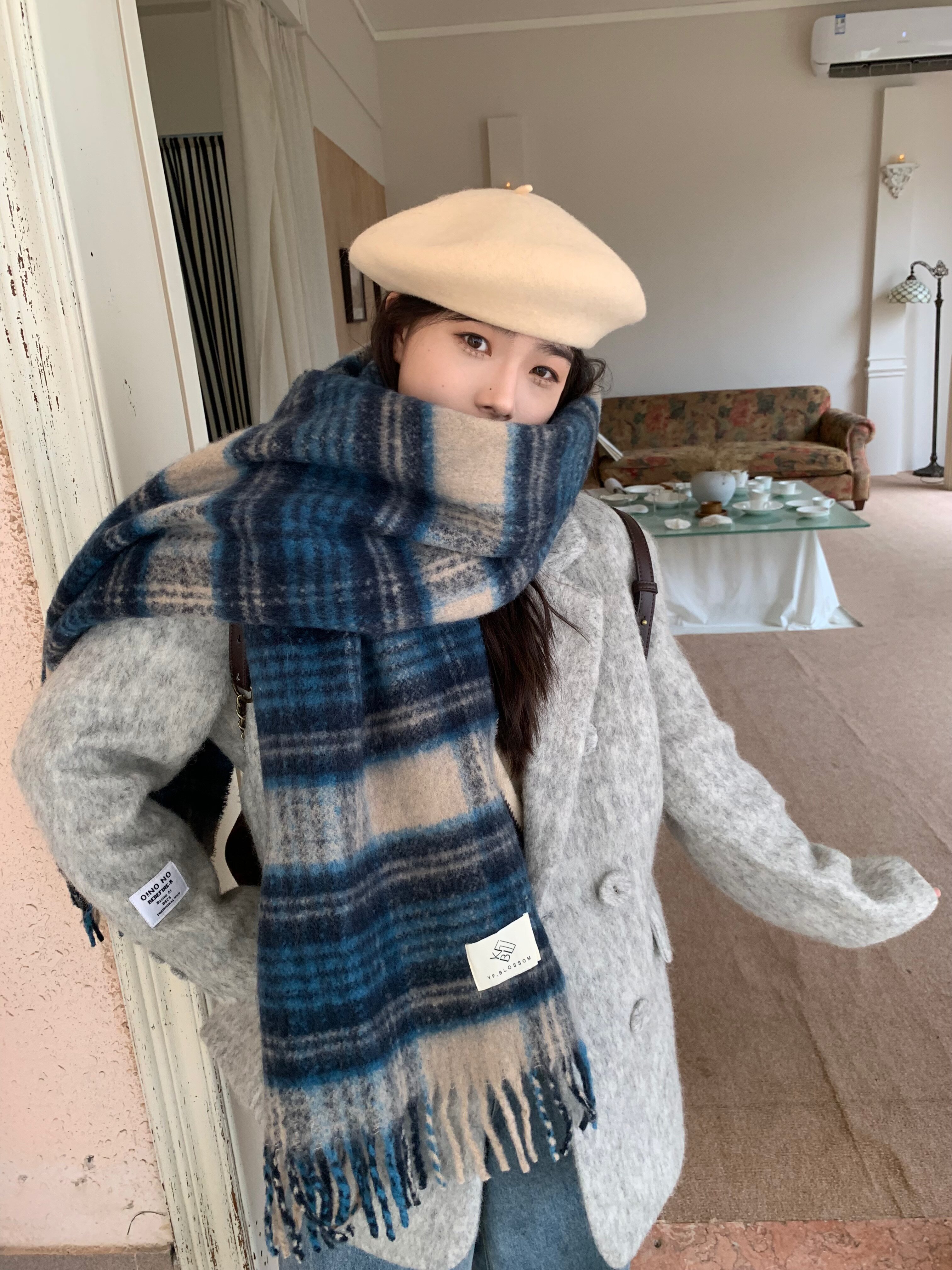 The 2024 new Maillard high-end checkered scarf for women, a Korean-style shawl for both winter and spring and autumn, is thick and warm pic 3