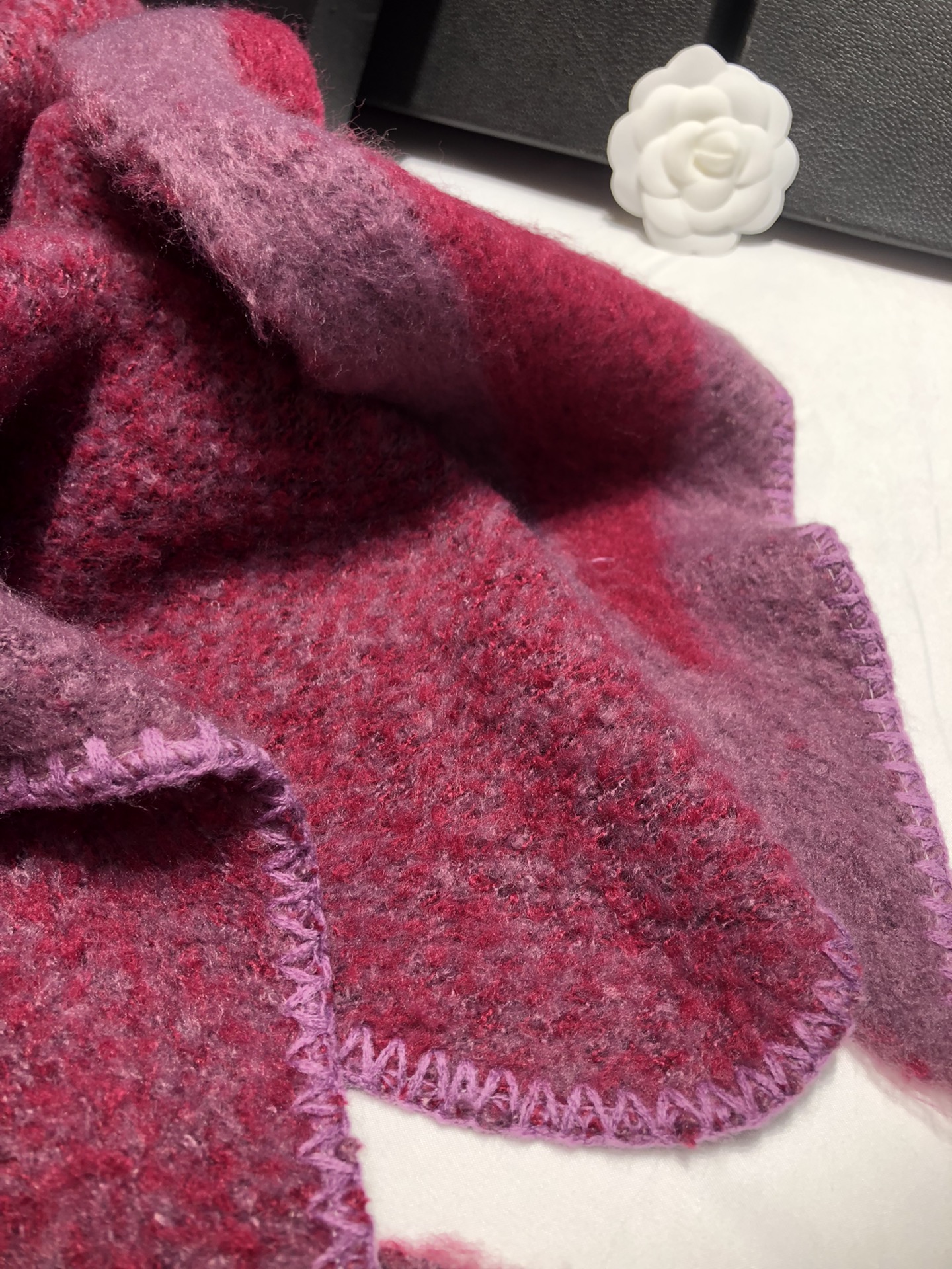 Cross-border scarf wholesale e-commerce live streaming, supply chain of shell-trimmed retro flower-patterned triangular scarves pic 9