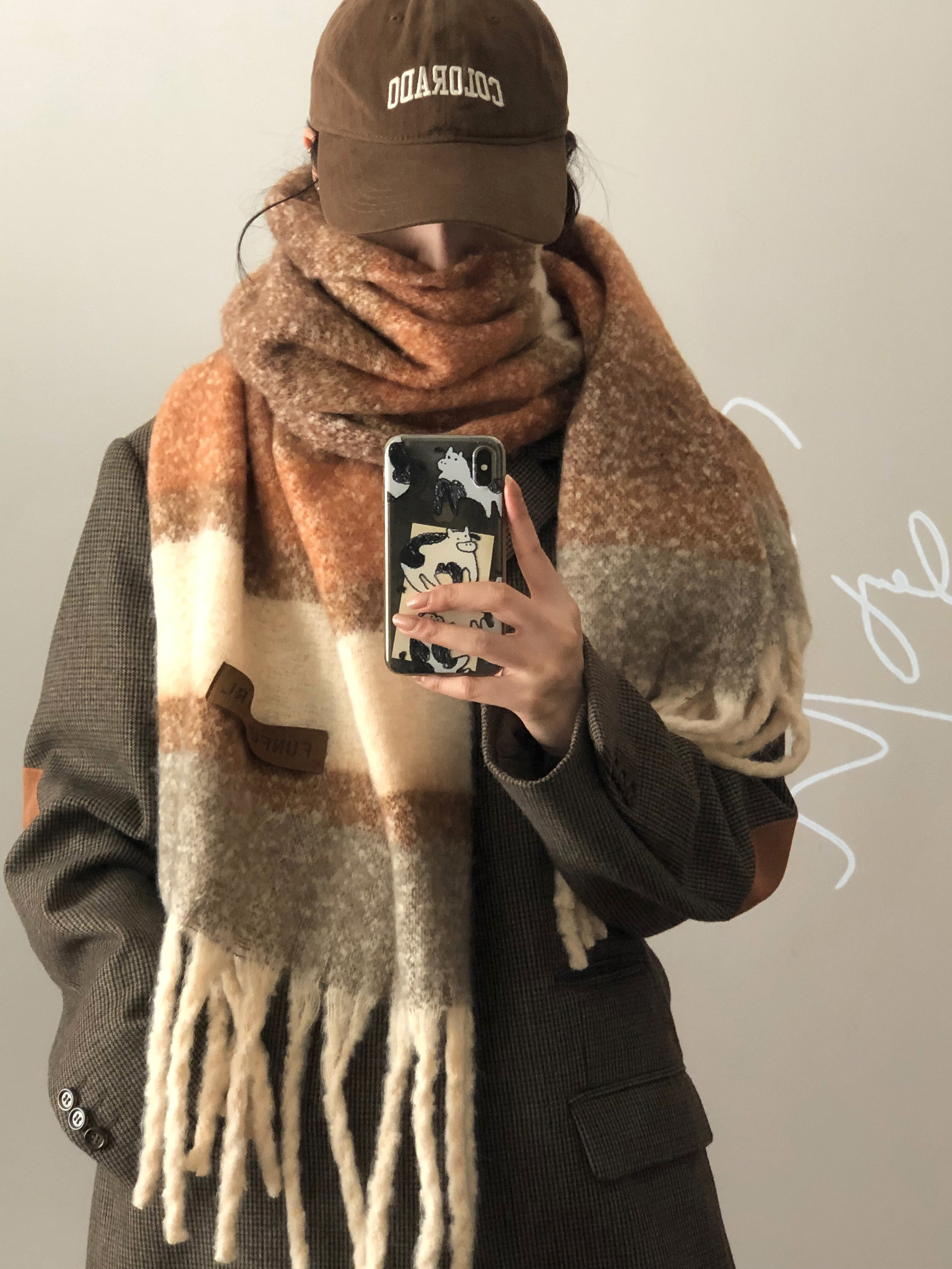 We offer wholesale of scarves in stock through e-commerce live streaming. We supply Korean version of fringed and checkered scarves in stock pic 1