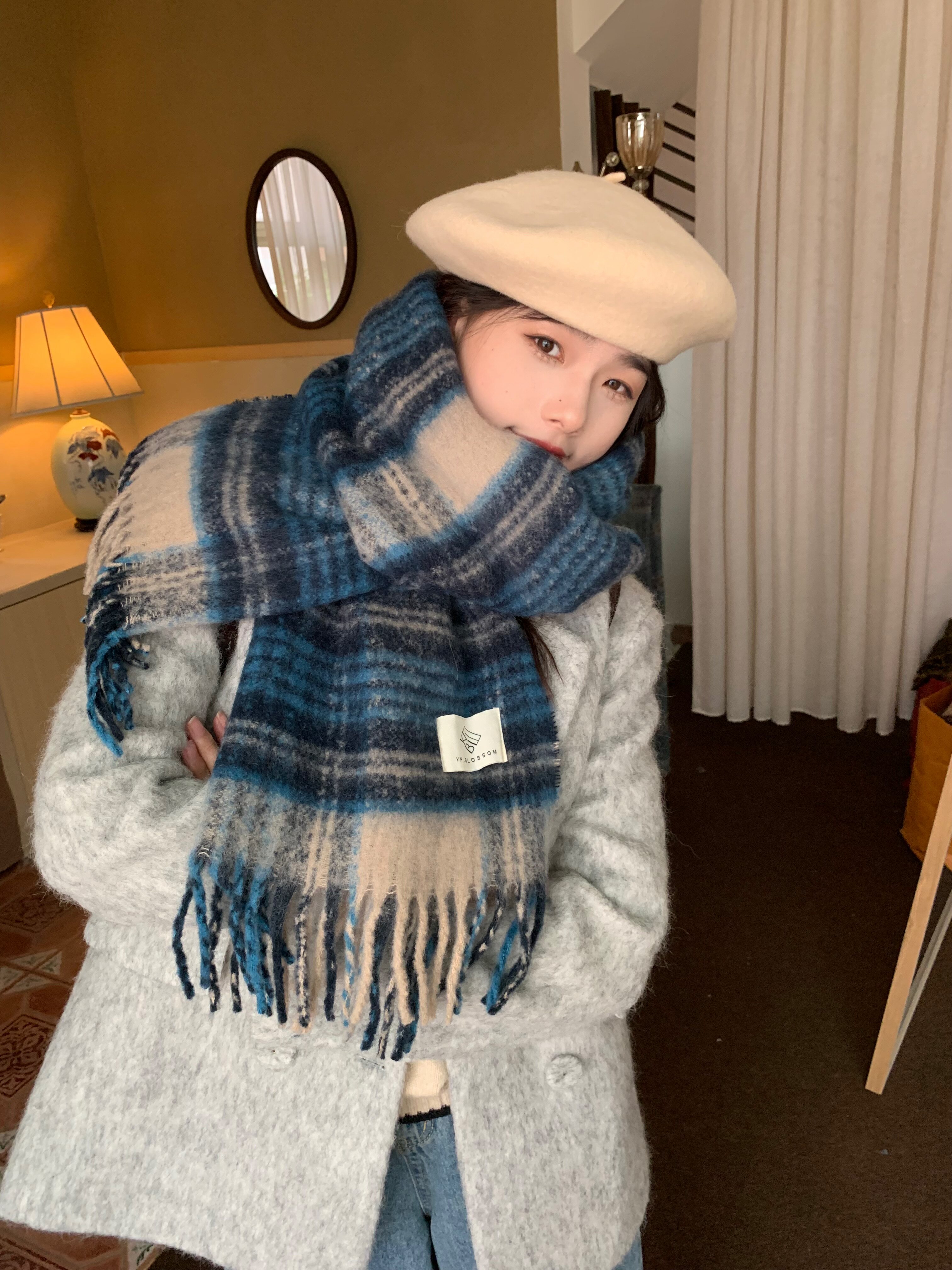 The 2024 new Maillard high-end checkered scarf for women, a Korean-style shawl for both winter and spring and autumn, is thick and warm pic 2