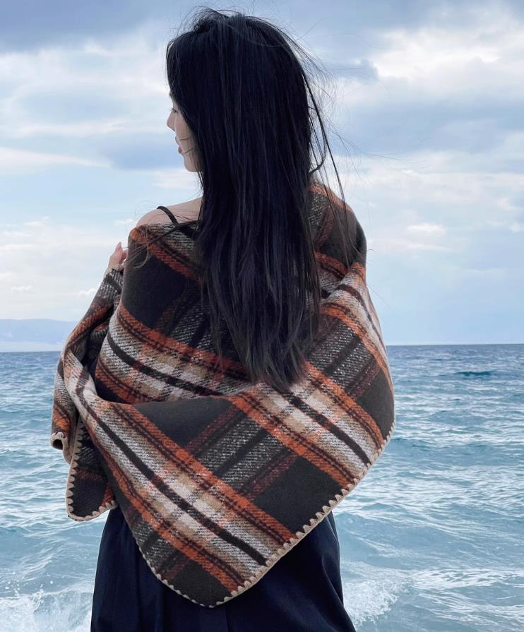Cross-border scarf wholesale e-commerce live-streaming supply chain supply of shell-edge checkered triangular scarves pic 3