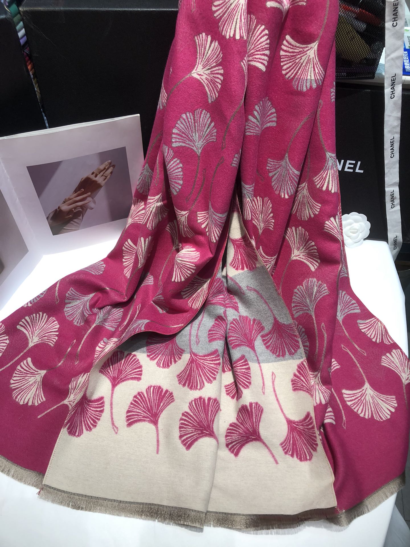 Cross-border scarf wholesale e-commerce live streaming supply chain supply 78 high-speed jacquard series, Ginkgo flower scarves in stock pic 4
