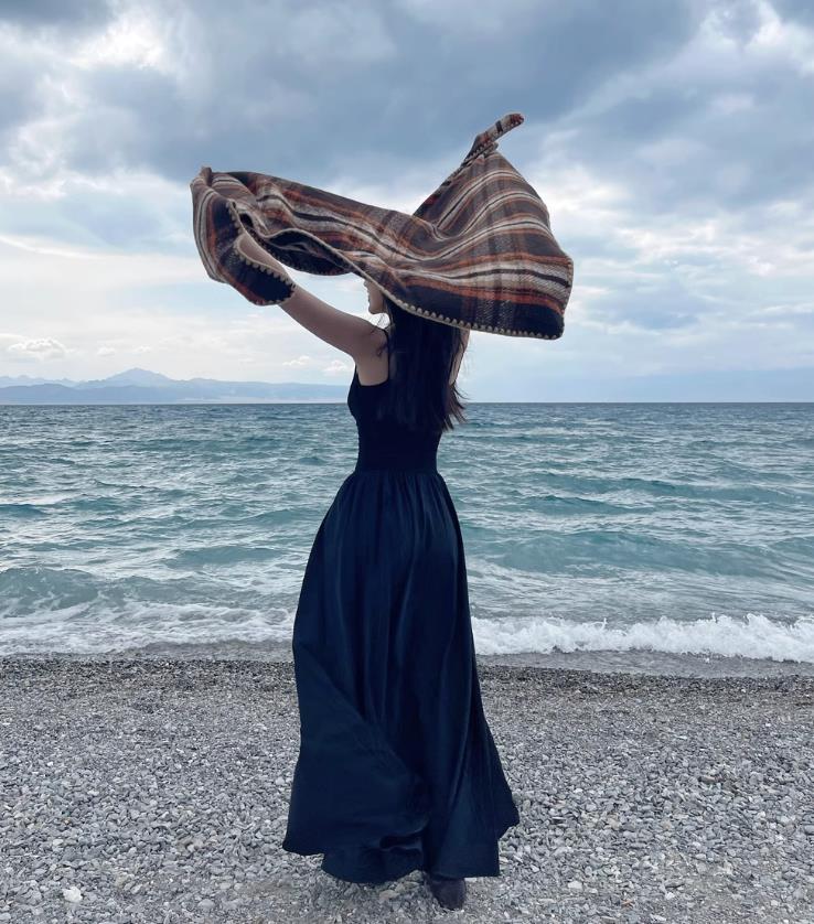 Cross-border scarf wholesale e-commerce live-streaming supply chain supply of shell-edge checkered triangular scarves pic 6