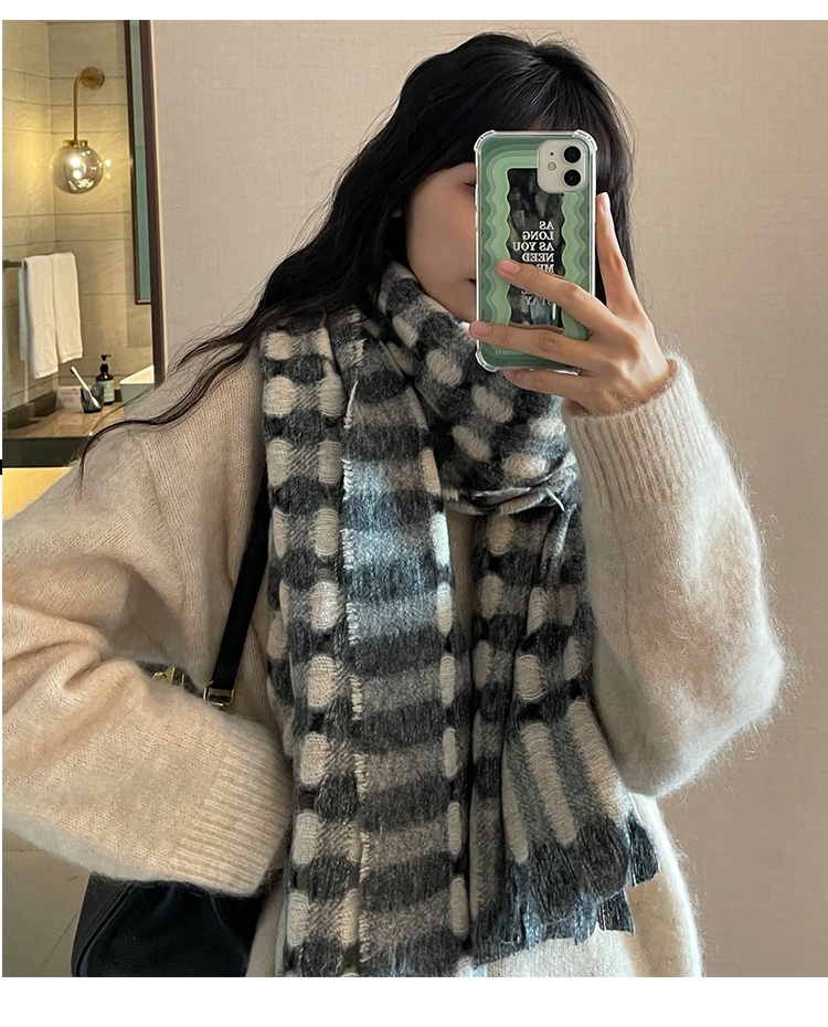 Wholesale of cross-border scarves in stock, e-commerce live streaming supply chain, new classic perforated scarves pic 1