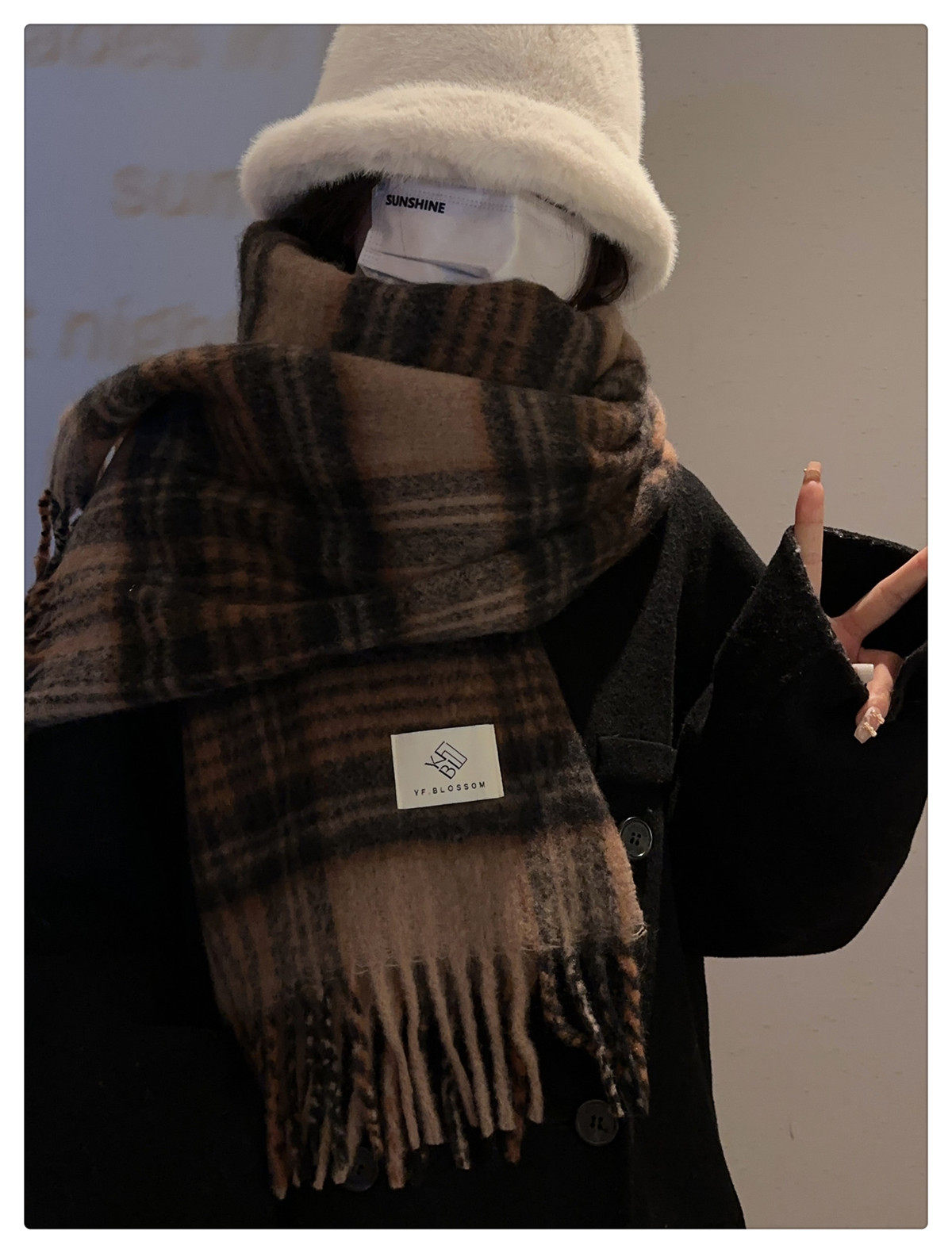 The 2024 new Maillard high-end checkered scarf for women, a Korean-style shawl for both winter and spring and autumn, is thick and warm pic 33