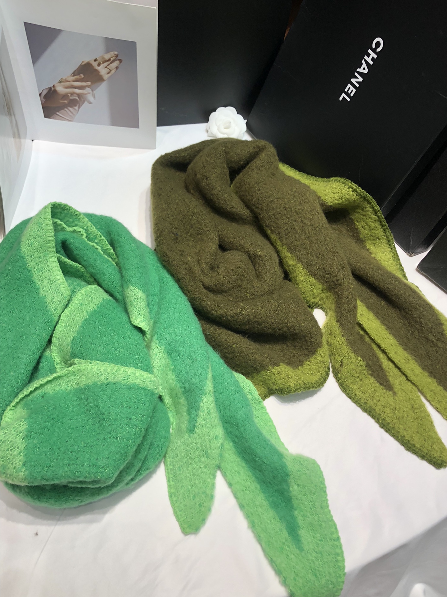 Cross-border scarf wholesale e-commerce live streaming, supply chain of shell-trimmed retro flower-patterned triangular scarves pic 8