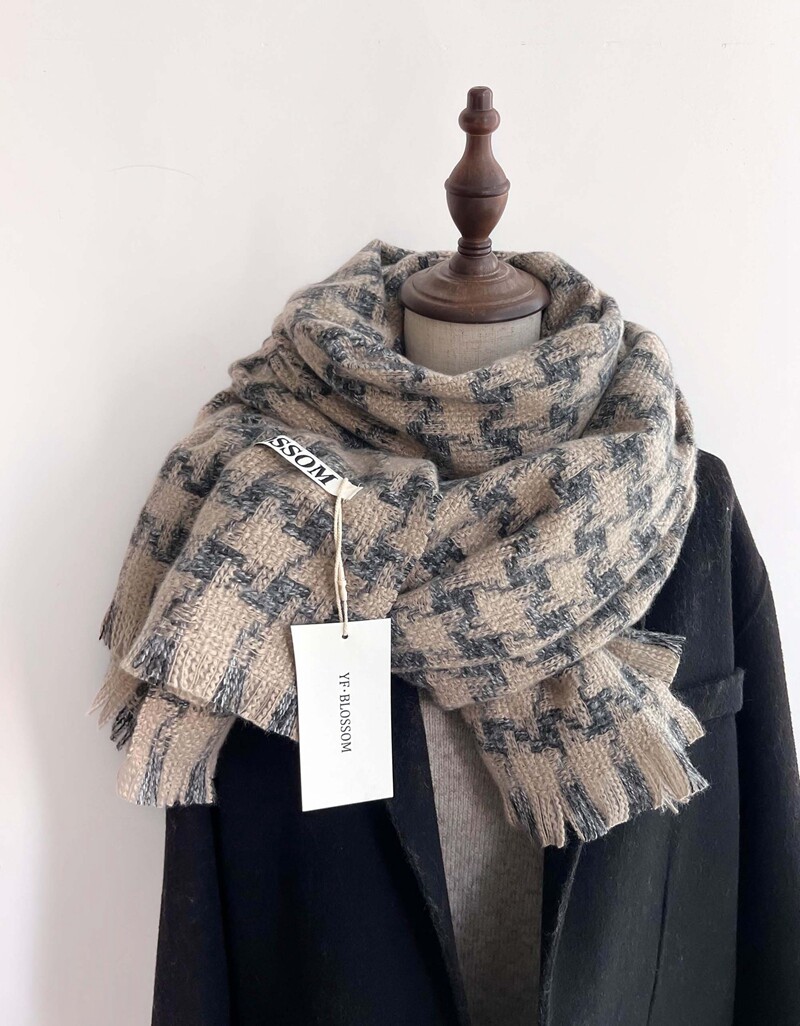 The 2024 winter new thousand-bird check cashmere scarf is a versatile long and warm dress for women, a retro shawl for couples, and a trendy scarf for men pic 19