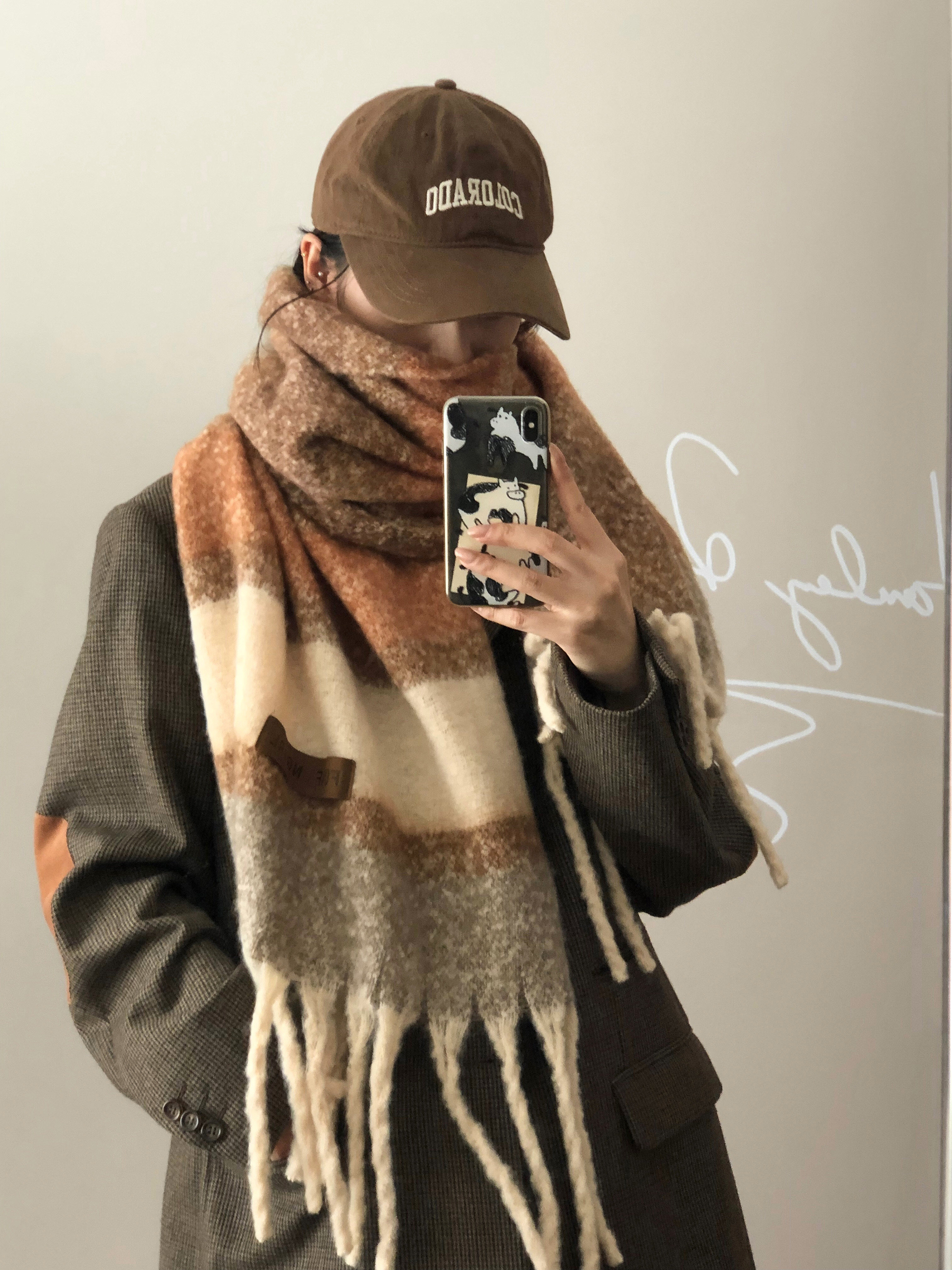 We offer wholesale of scarves in stock through e-commerce live streaming. We supply Korean version of fringed and checkered scarves in stock pic 4