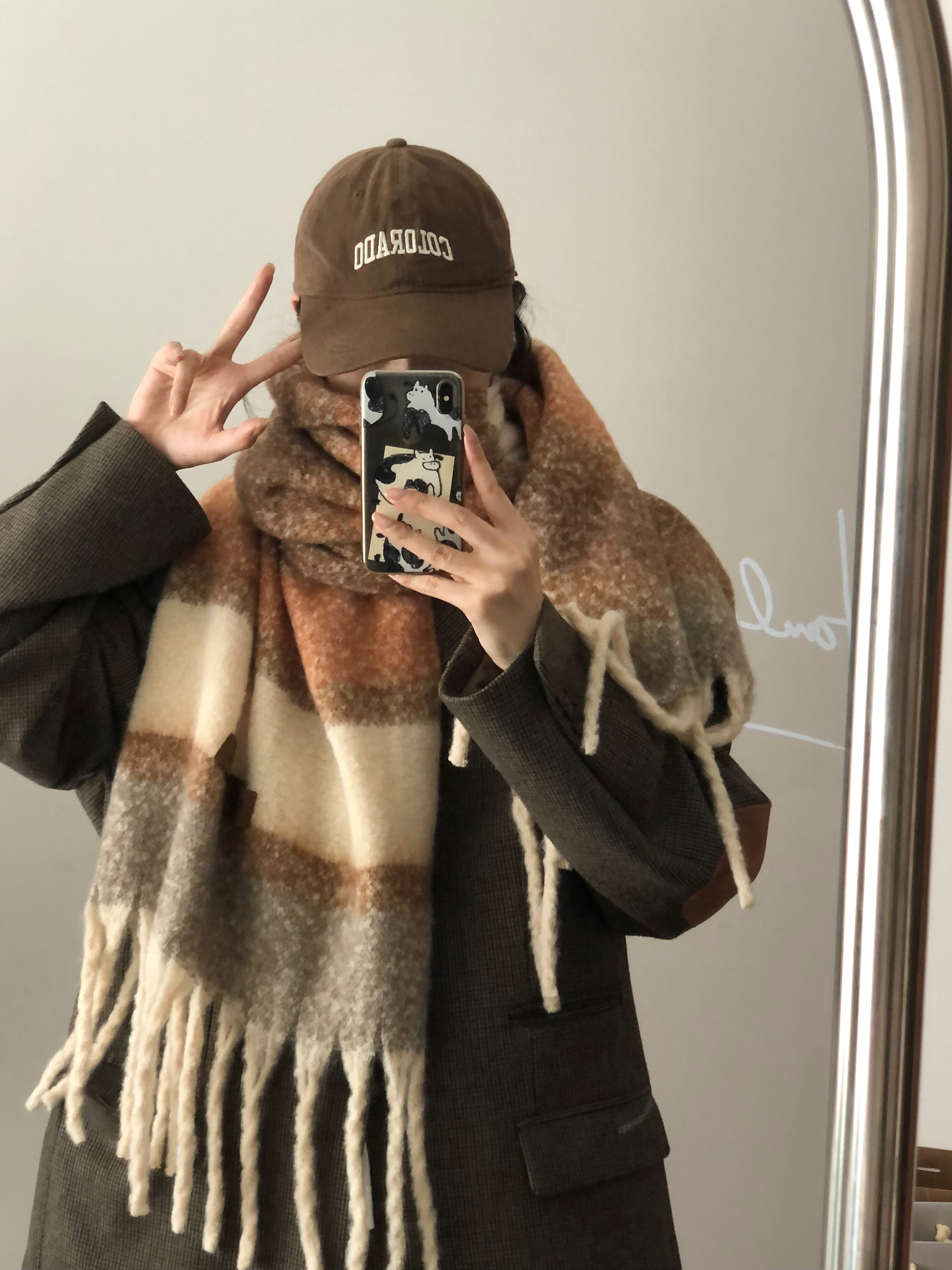 We offer wholesale of scarves in stock through e-commerce live streaming. We supply Korean version of fringed and checkered scarves in stock pic 13