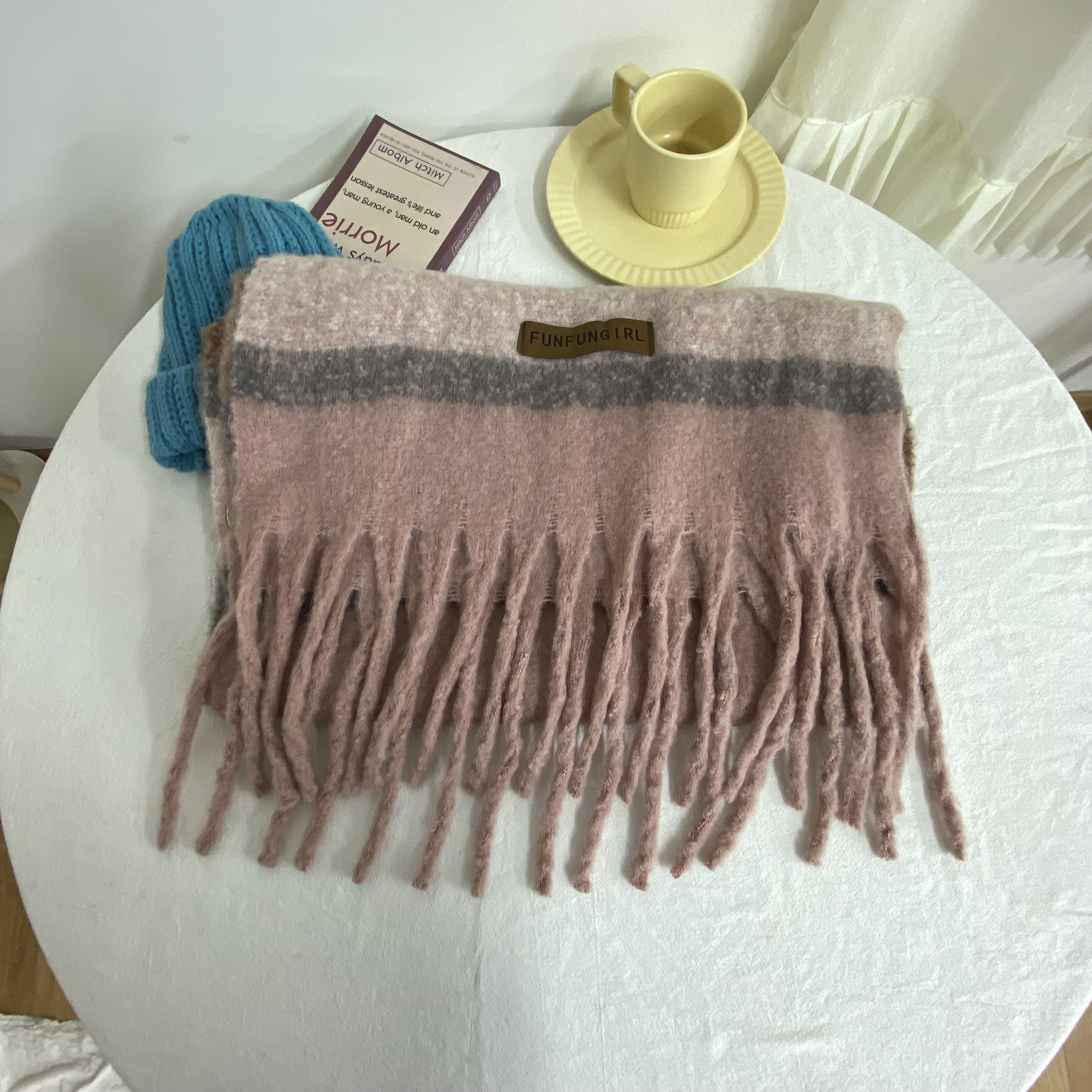 We offer wholesale of scarves in stock through e-commerce live streaming. We supply Korean version of fringed and checkered scarves in stock pic 22