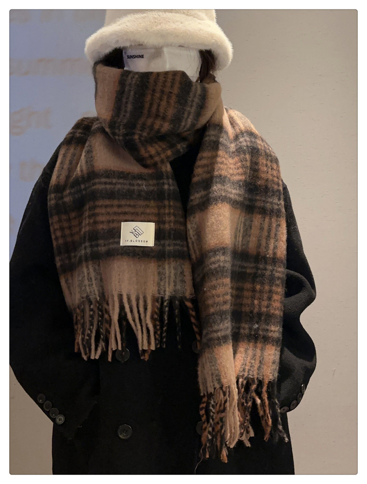 The 2024 new Maillard high-end checkered scarf for women, a Korean-style shawl for both winter and spring and autumn, is thick and warm pic 31