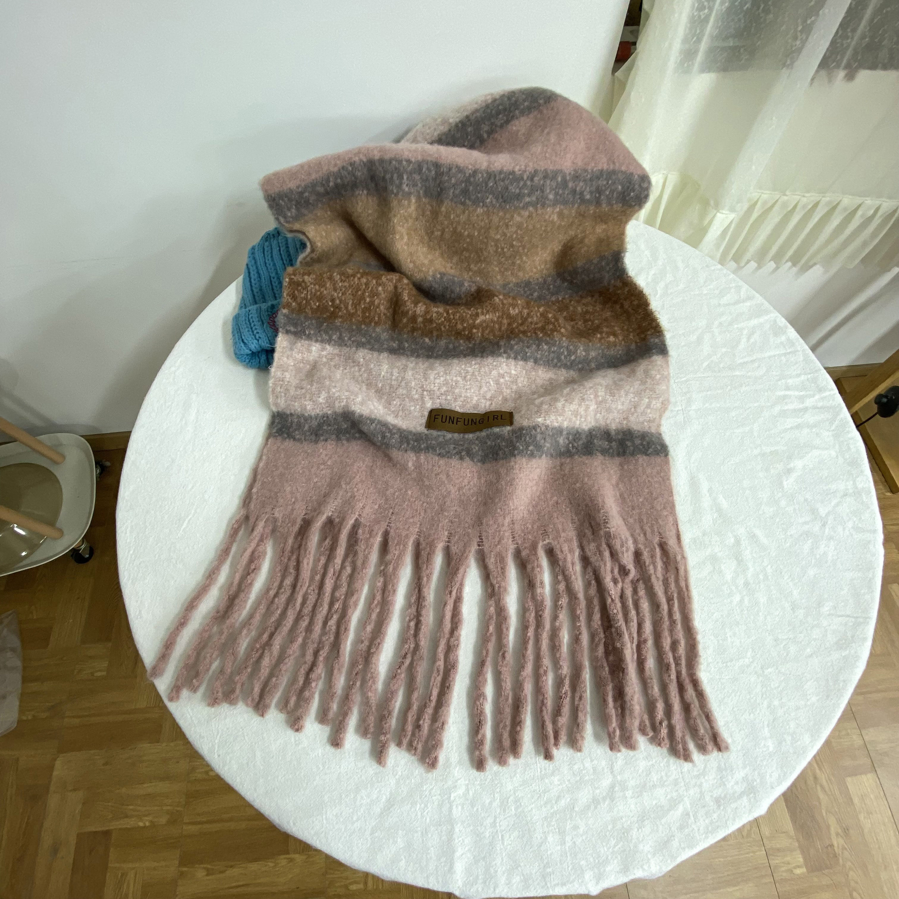 We offer wholesale of scarves in stock through e-commerce live streaming. We supply Korean version of fringed and checkered scarves in stock pic 23
