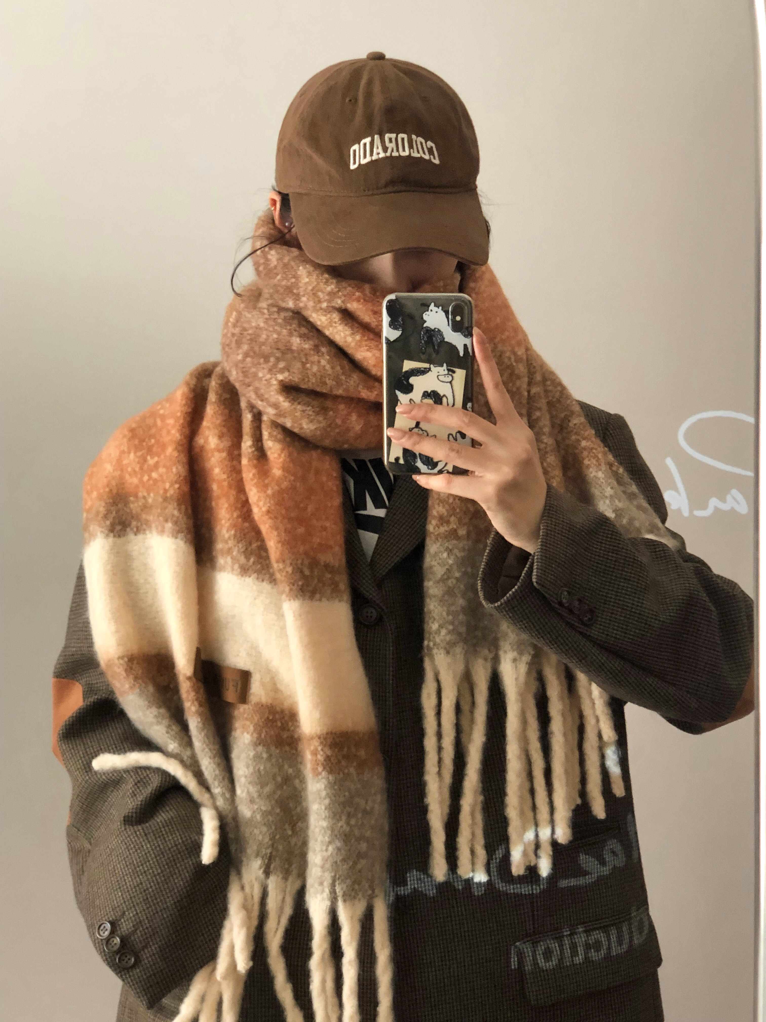 We offer wholesale of scarves in stock through e-commerce live streaming. We supply Korean version of fringed and checkered scarves in stock pic 5