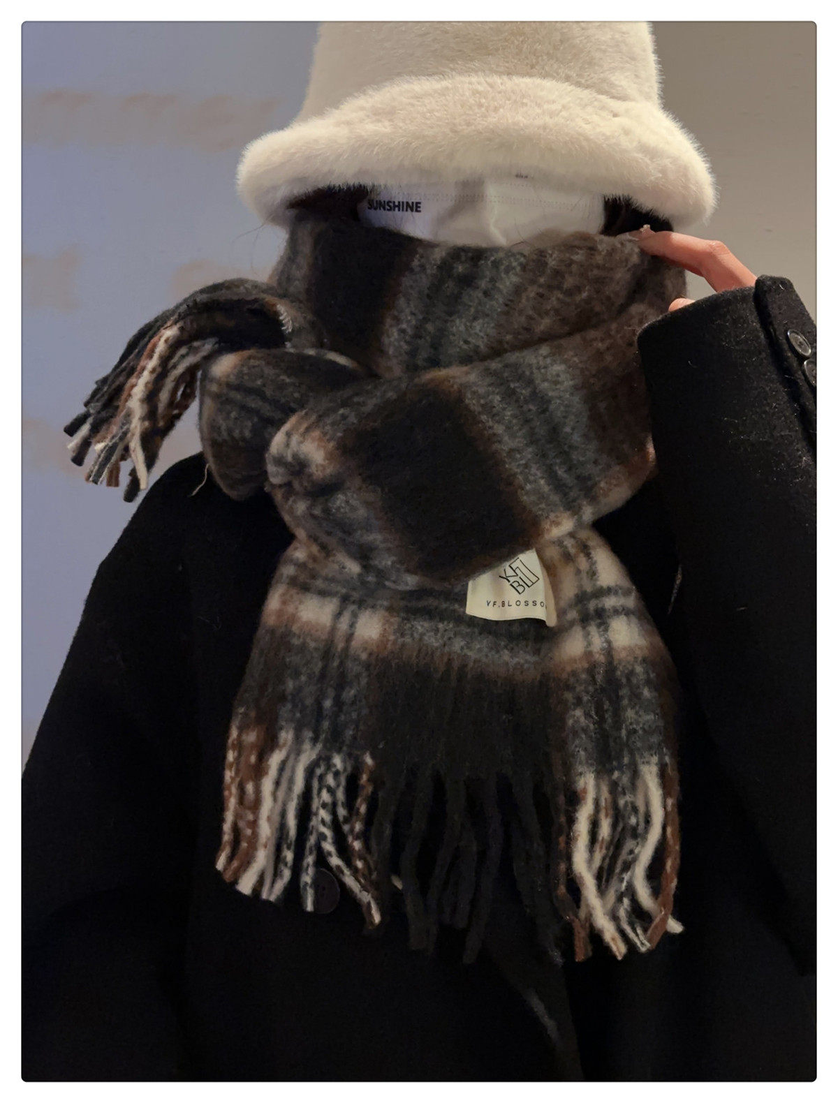 The 2024 new Maillard high-end checkered scarf for women, a Korean-style shawl for both winter and spring and autumn, is thick and warm pic 37