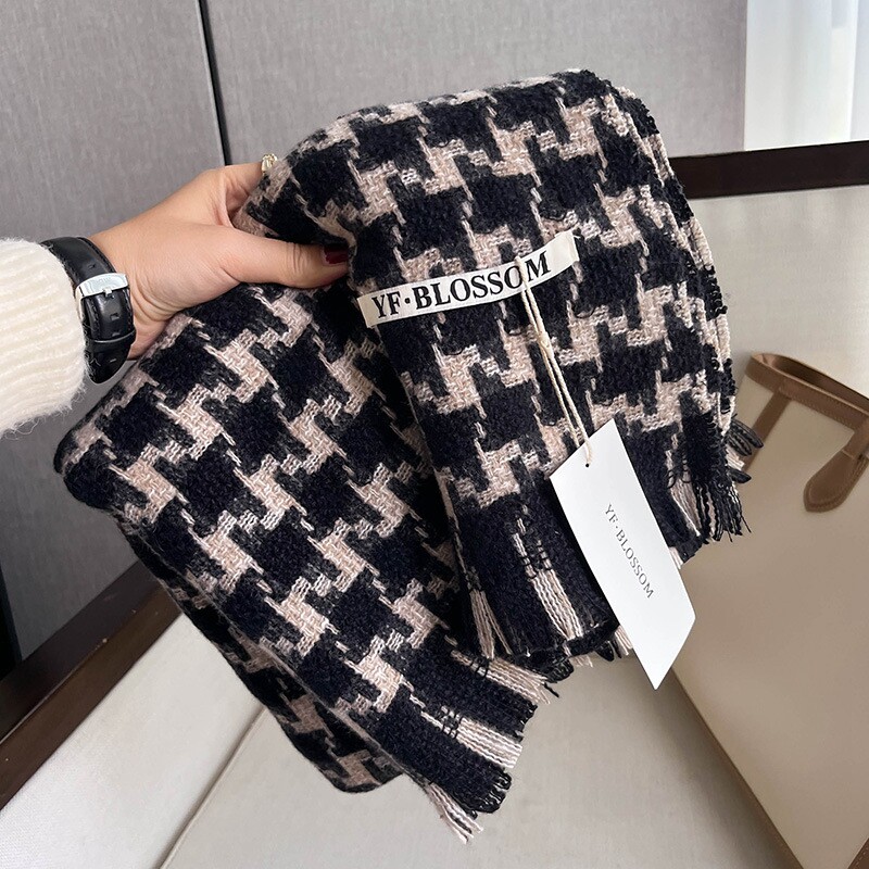 The 2024 winter new thousand-bird check cashmere scarf is a versatile long and warm dress for women, a retro shawl for couples, and a trendy scarf for men pic 18
