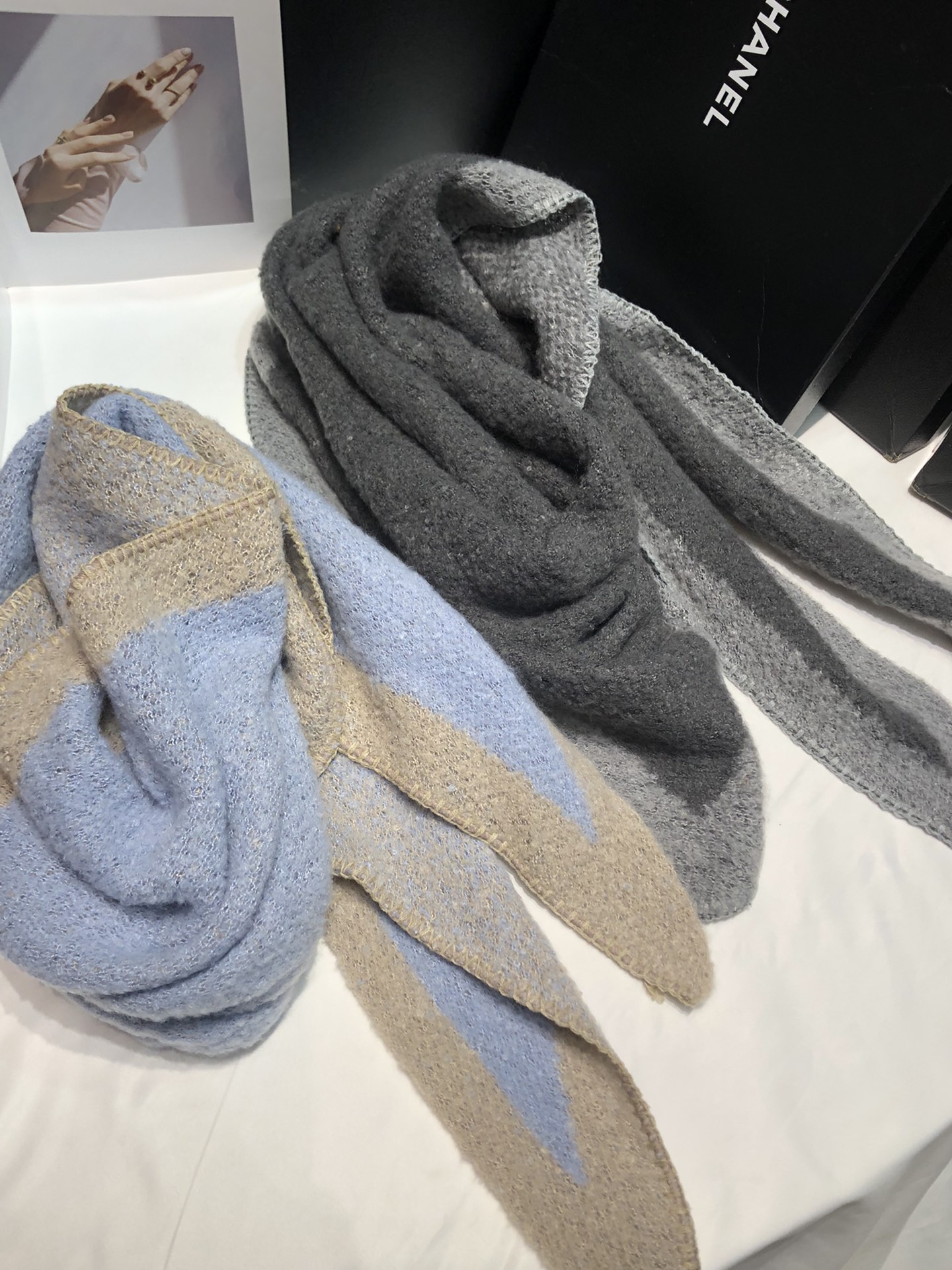 Cross-border scarf wholesale e-commerce live streaming, supply chain of shell-trimmed retro flower-patterned triangular scarves pic 2