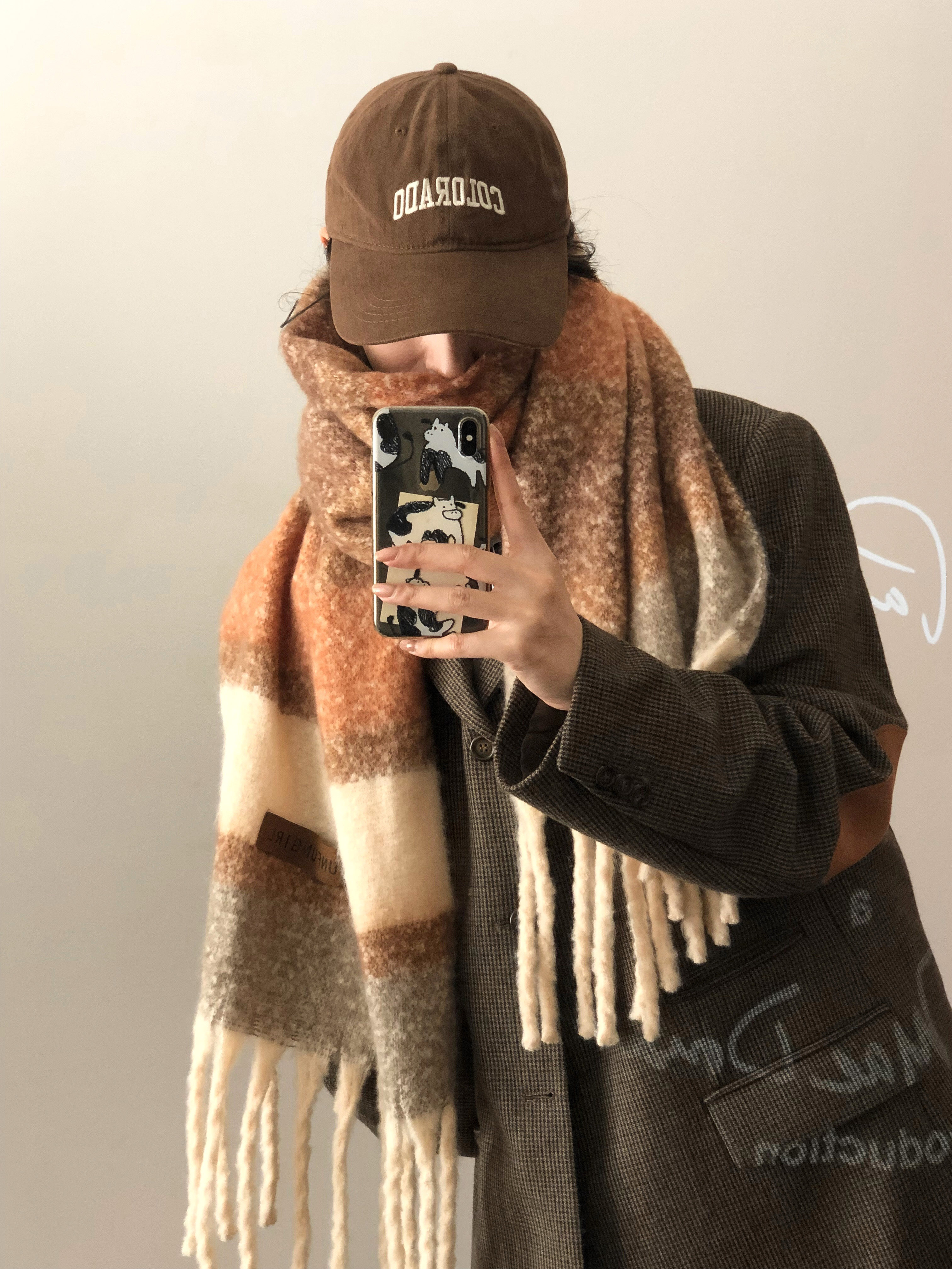 We offer wholesale of scarves in stock through e-commerce live streaming. We supply Korean version of fringed and checkered scarves in stock pic 6