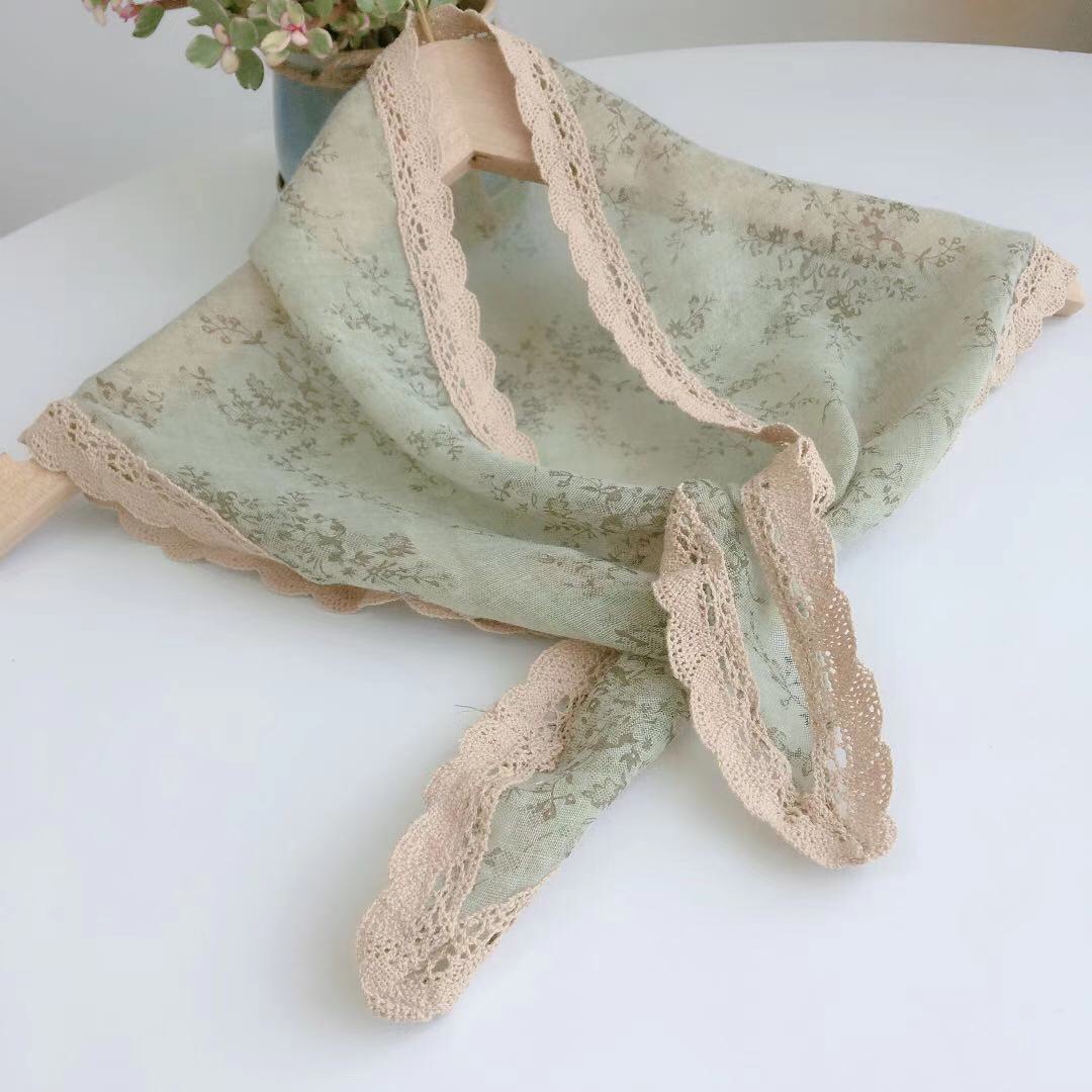 The export Japanese and Korean style triangular scarves are very elegant and fresh. The lace is all made of cotton and linen pic 3
