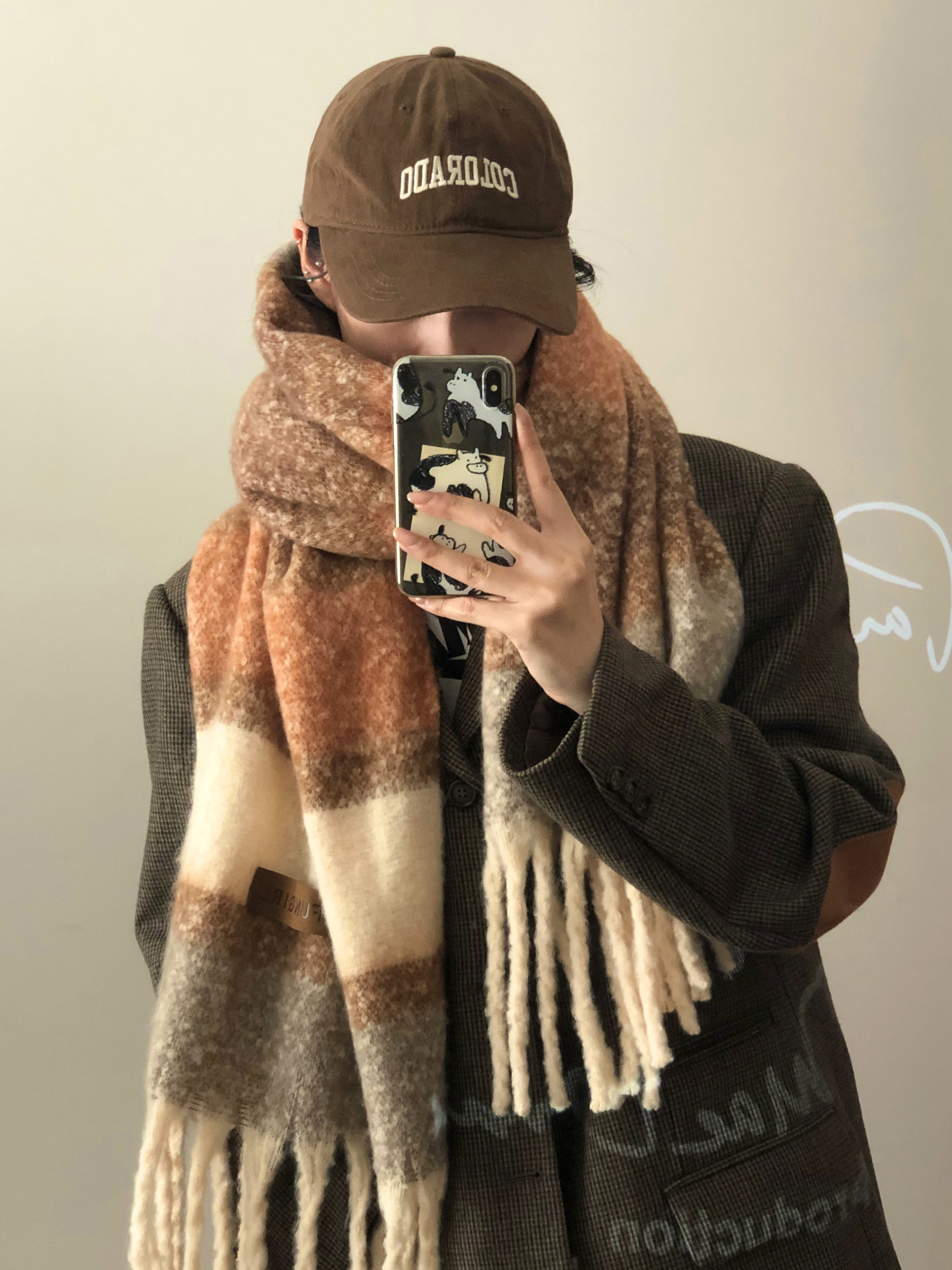 We offer wholesale of scarves in stock through e-commerce live streaming. We supply Korean version of fringed and checkered scarves in stock pic 7