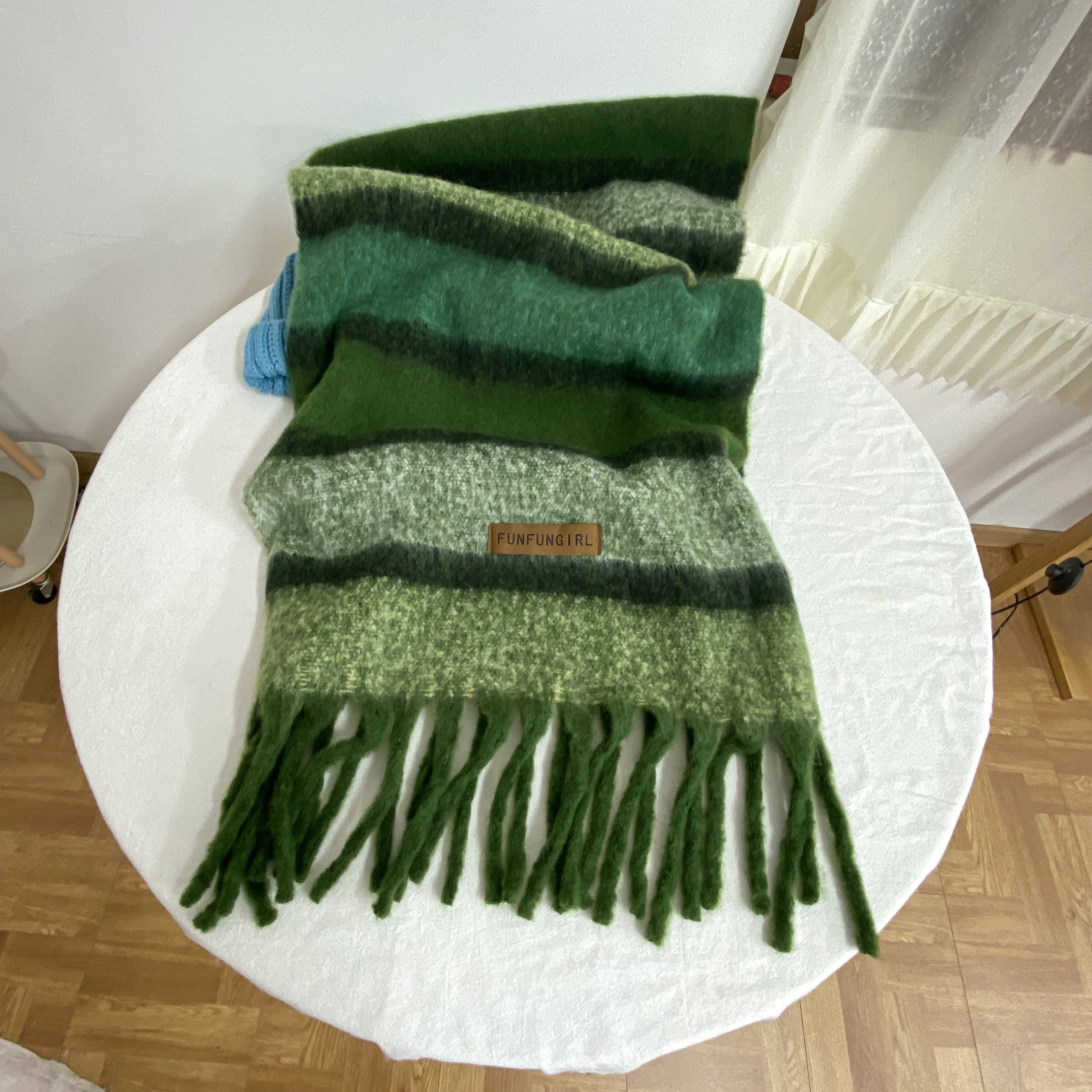 We offer wholesale of scarves in stock through e-commerce live streaming. We supply Korean version of fringed and checkered scarves in stock pic 27