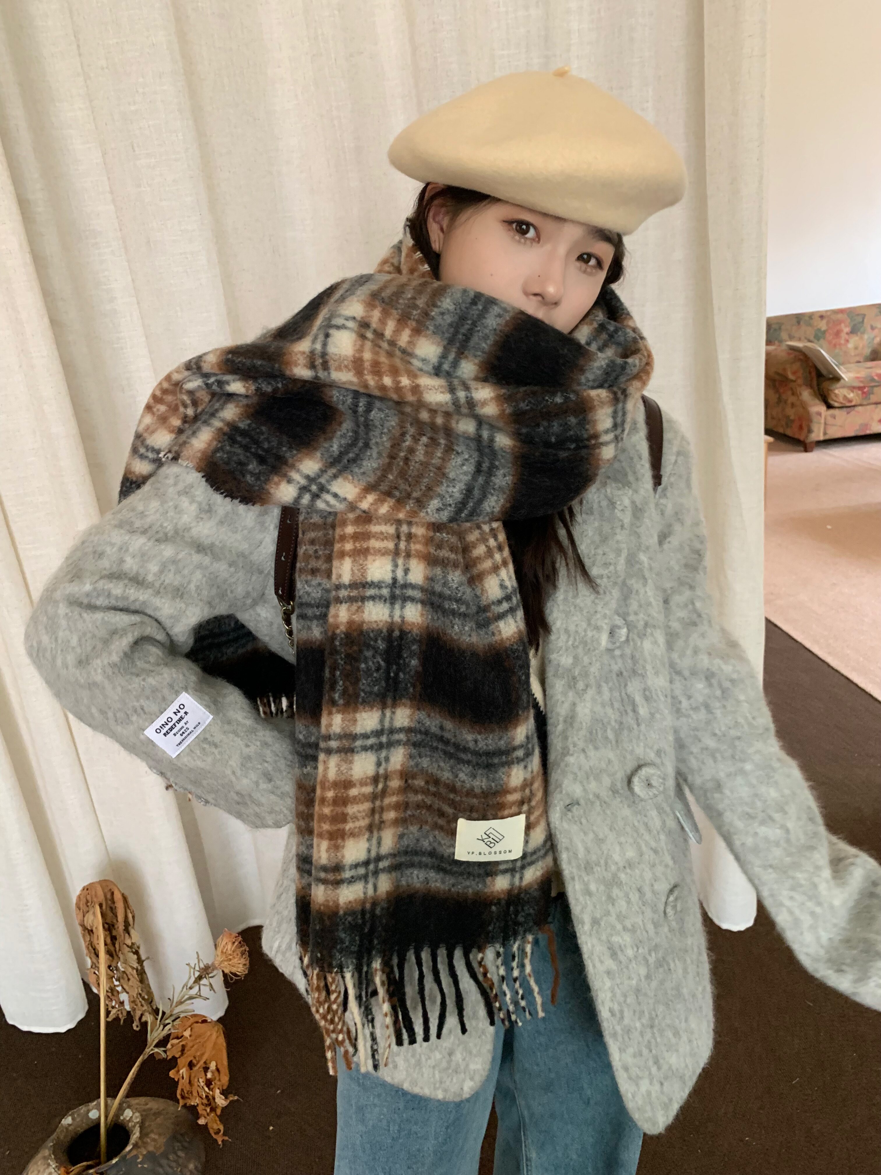 The 2024 new Maillard high-end checkered scarf for women, a Korean-style shawl for both winter and spring and autumn, is thick and warm pic 15